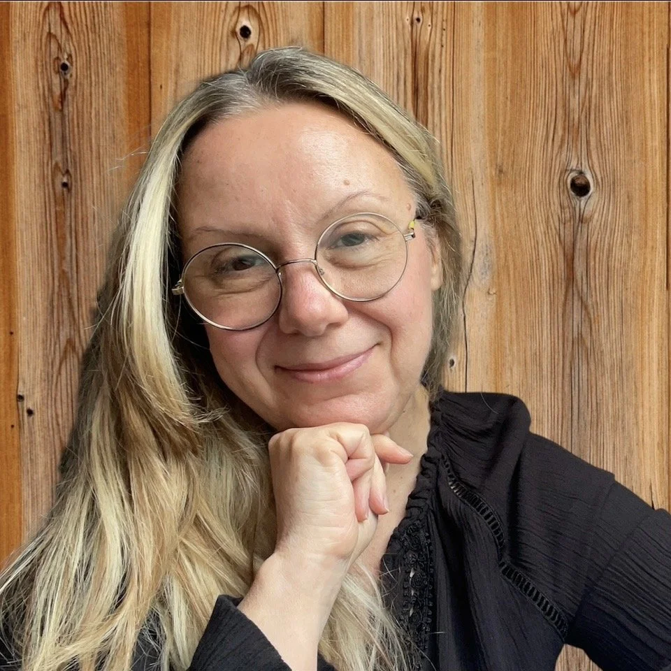 Sasha Noyan is an intuitive tarot reader.