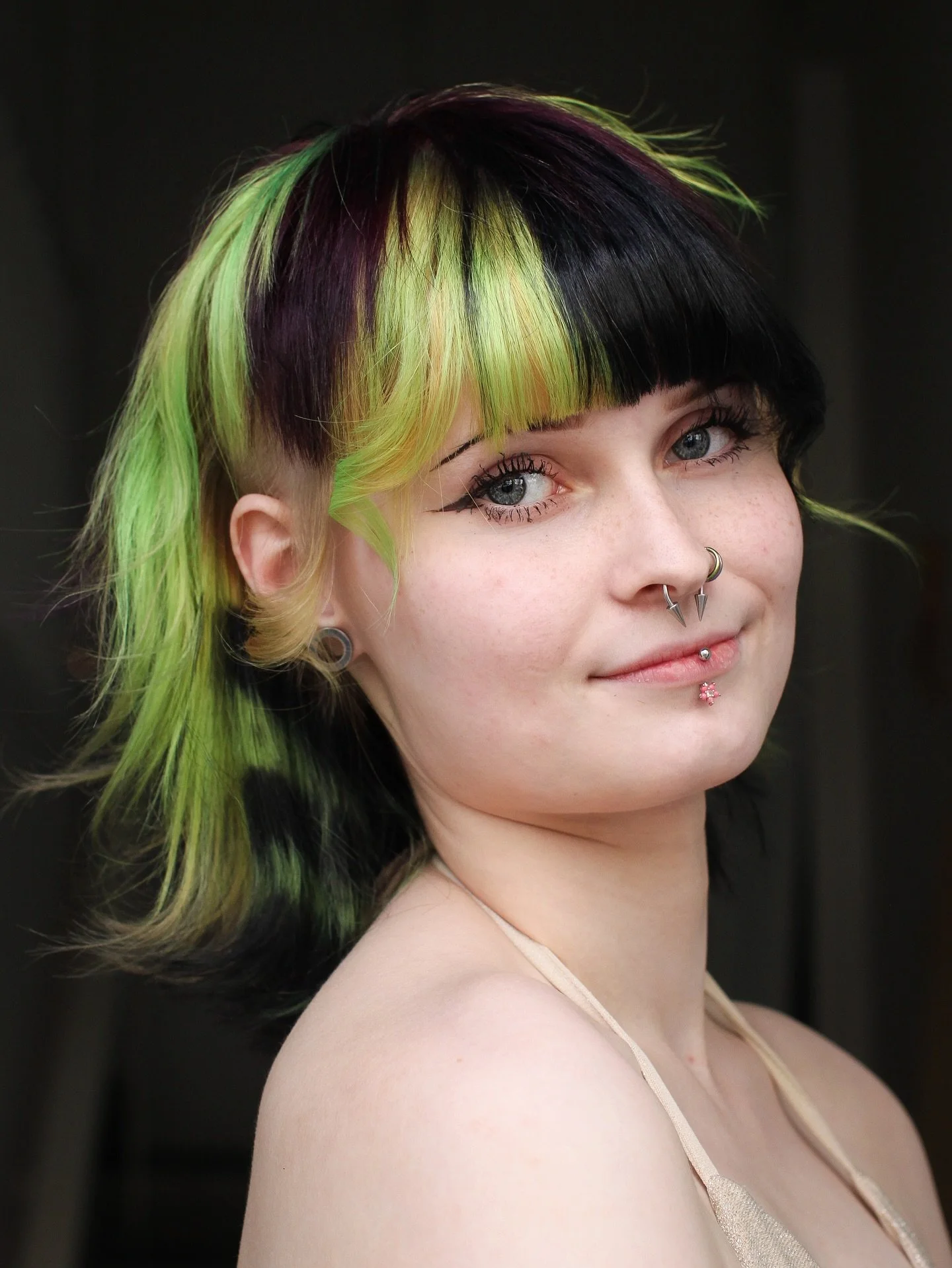 V&auml;h&auml;n v&auml;ri&auml; t&auml;nne Olkkarin muuten hyvin neutraaliin feediin! 😍 @fannyjhair syd&auml;n sykkii v&auml;reille ja t&auml;ss&auml; ty&ouml;ss&auml; h&auml;n p&auml;&auml;si k&auml;ytt&auml;m&auml;&auml;n t&auml;ysill&auml; omaa l