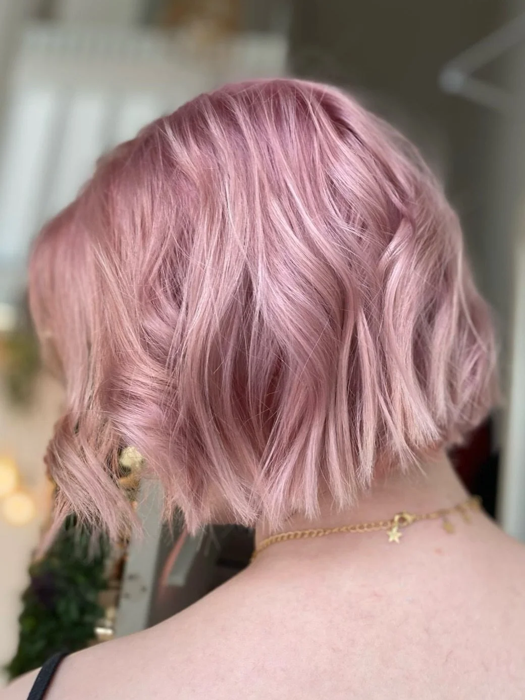 Helmikuun tiimip&auml;iv&auml;ss&auml; luotiin meid&auml;n inspiraatiotauluun ihana hattarainen osio. Viikon p&auml;&auml;st&auml; @fannyjhair p&auml;&auml;si teemaan sopivasti luomaan asiakkaalle t&auml;m&auml;n upean lookin! 🩷

Kurkkaa viimeisest&