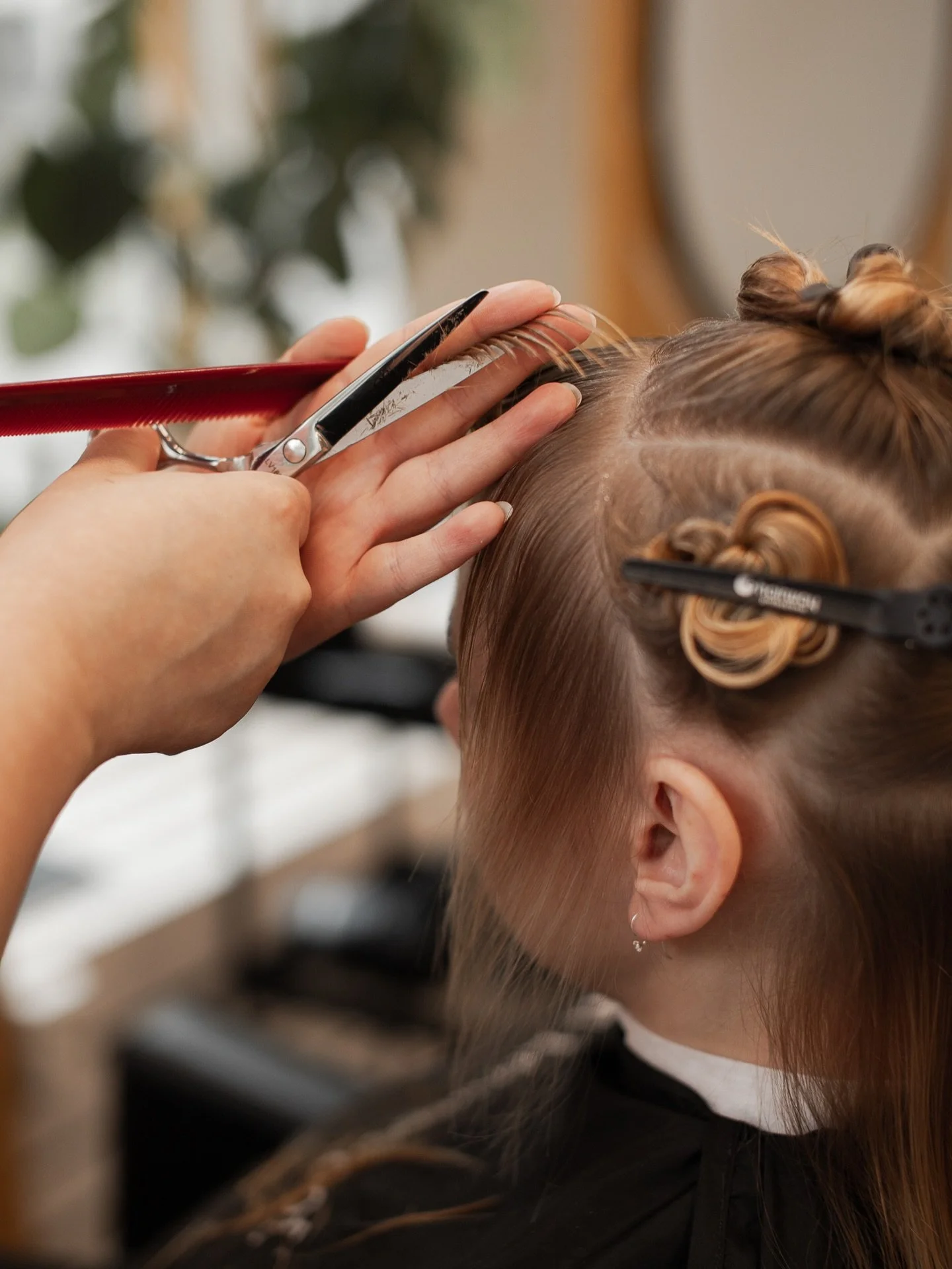 Helmikuun hiustenleikkauksiin hiuspohjan kuorinta tai hoitok&auml;sittely hiuksille vain 5&euro; (yhdess&auml; 10&euro;)! 

HIUSPOHJAN KUORINTA ❄️

Hiuspohjan kuorinta on sinulle, jos hiuspohjasi tuntuu kuivalta, kutiavalta, se rasvoittuu helposti ta