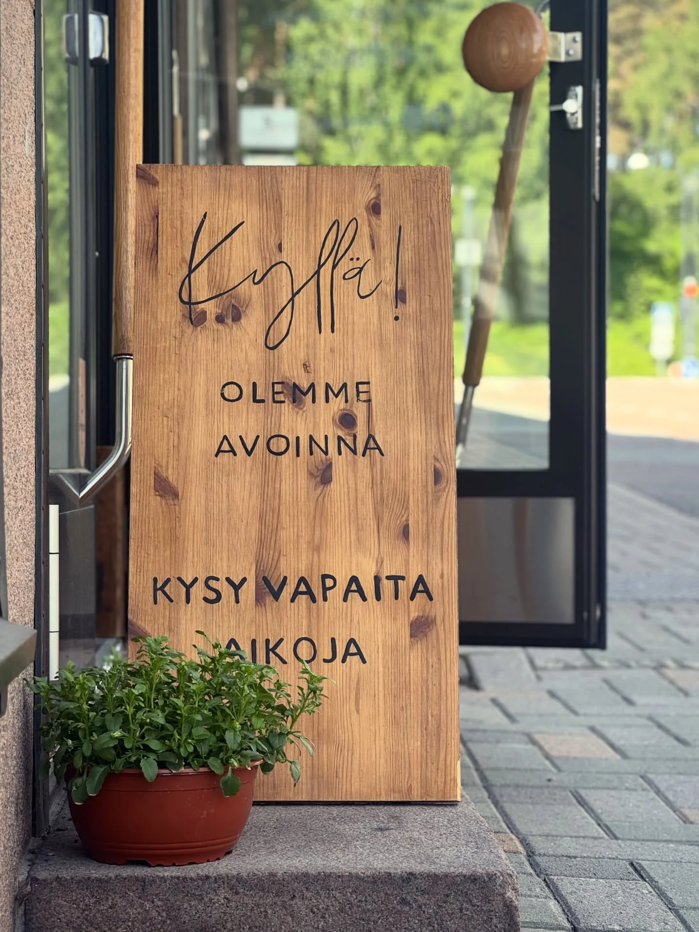 Heip&auml; hei kes&auml;kuu! Me ollaan sill&auml; tavalla onnekkaita, ett&auml; saadaan pit&auml;&auml; my&ouml;s kes&auml;lomia, mutta ovet pysyy avoinna koko kes&auml;n ☀️ 

Lomaillaan limitt&auml;in, vuorotellen, siell&auml; ja t&auml;&auml;ll&aum