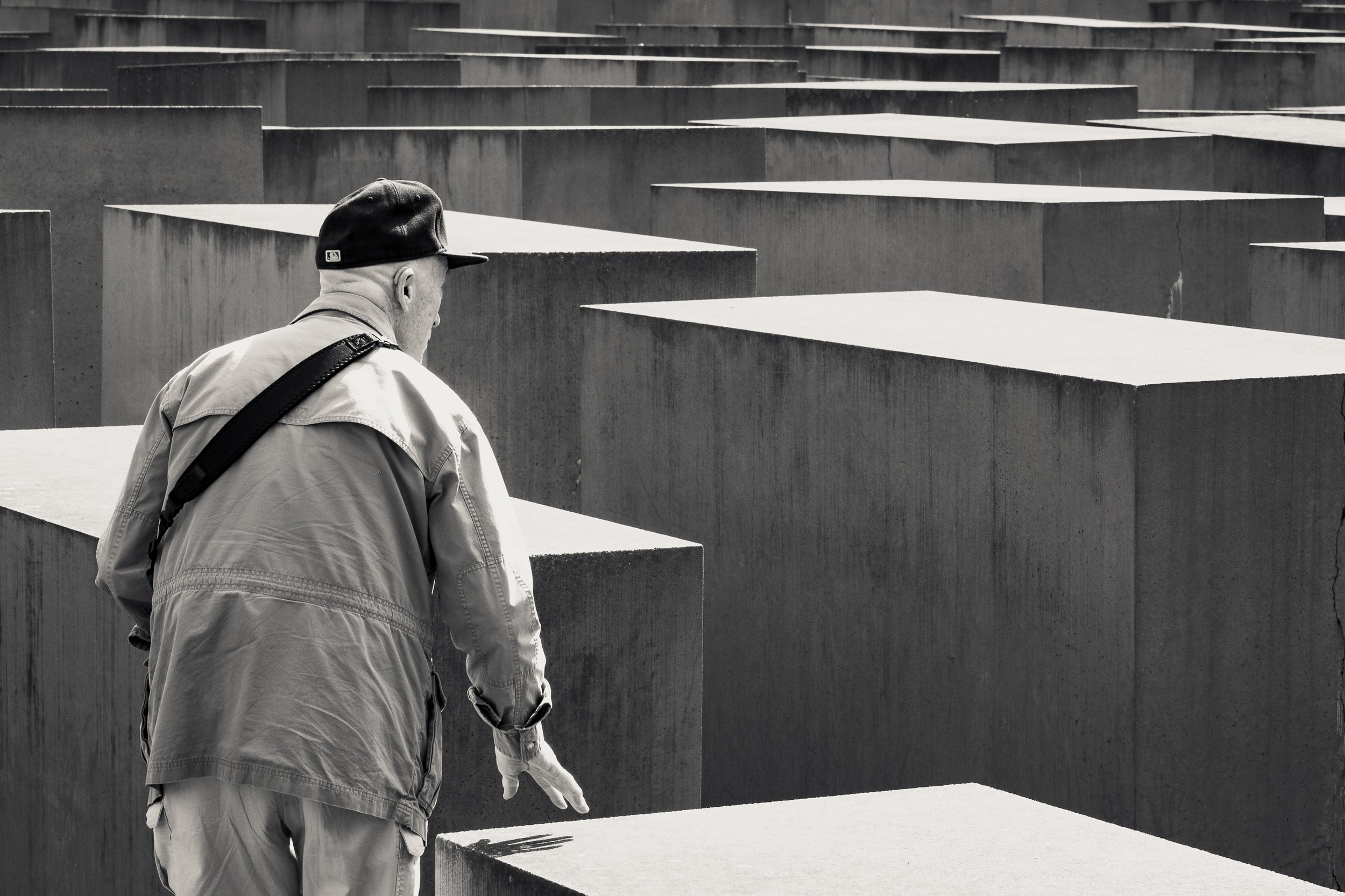 Street_Holocaust Denkmal.jpg