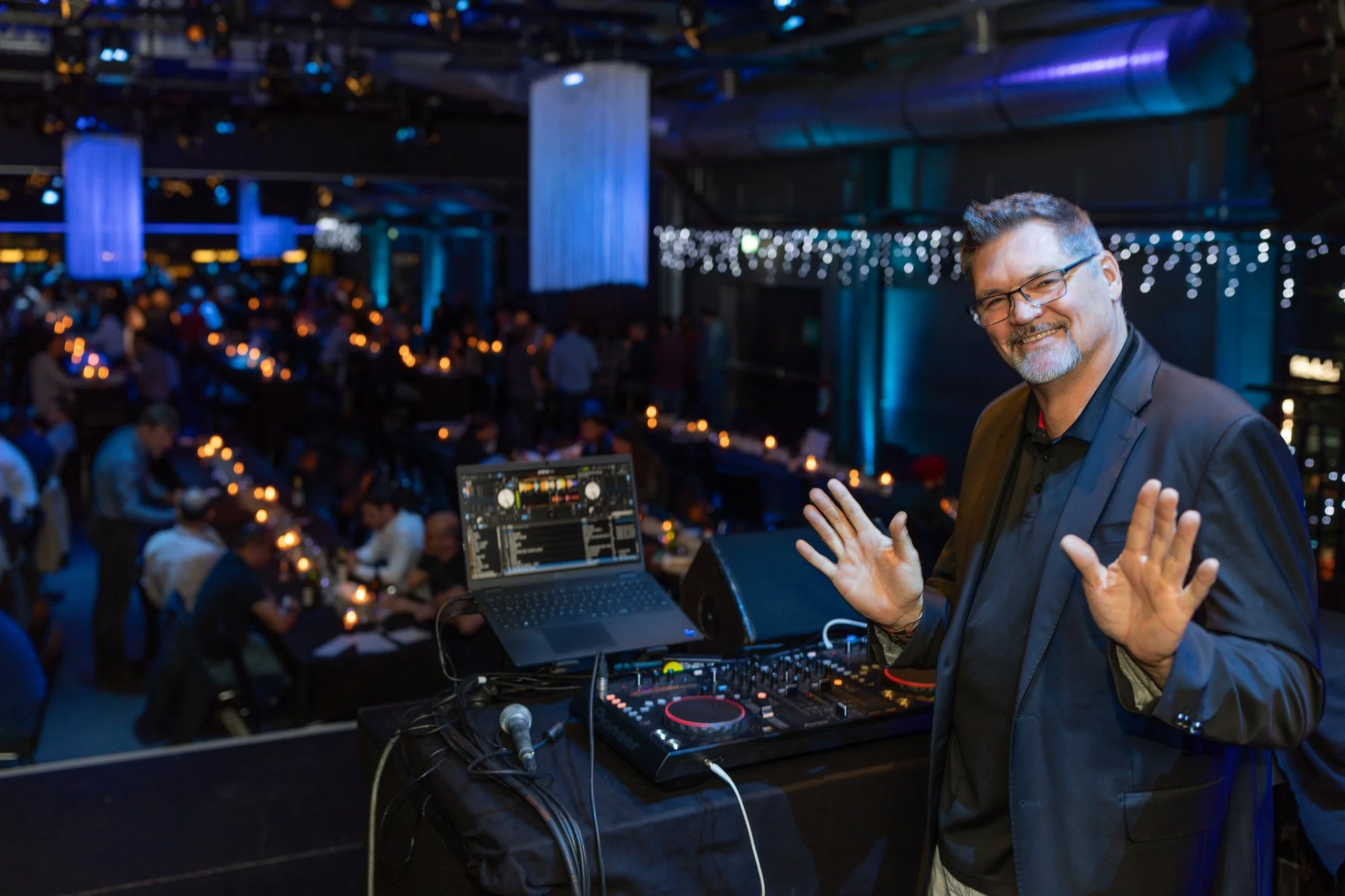 Eventphotography_dj_waving_michaelgeipel.de.jpg