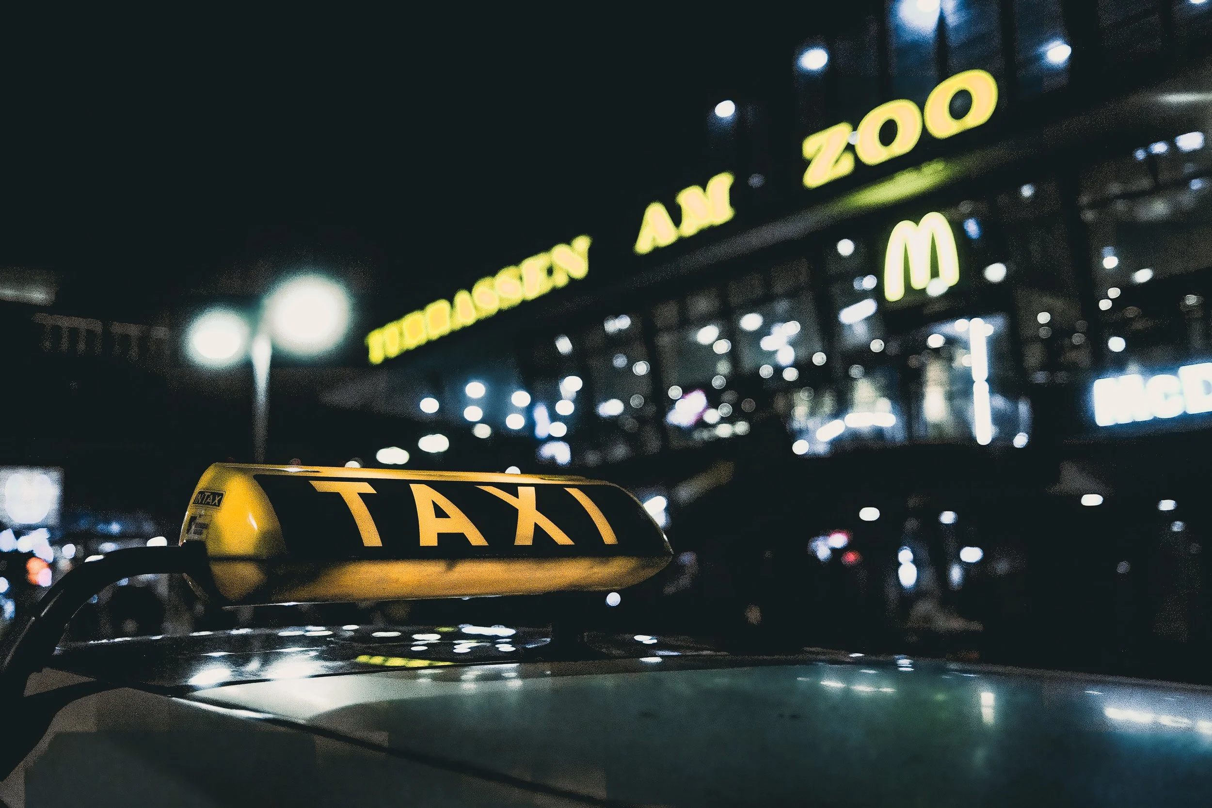 Streetphotography Berlin, Taxi, Taxi at night (quer), Zoologischer Garten (2025)