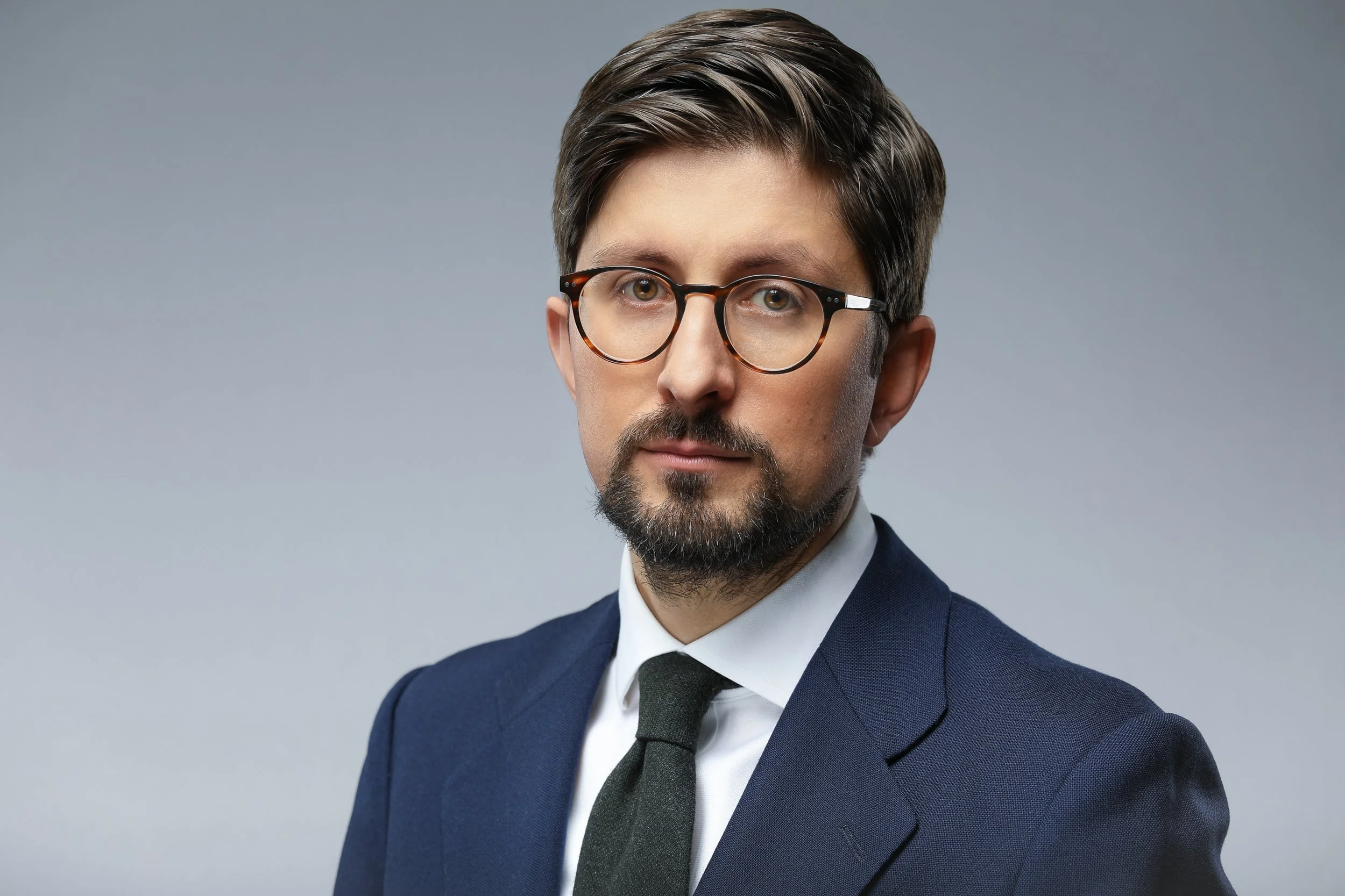 Dr. Raphael Bauschke_Businessportrait_weiss grau.jpg