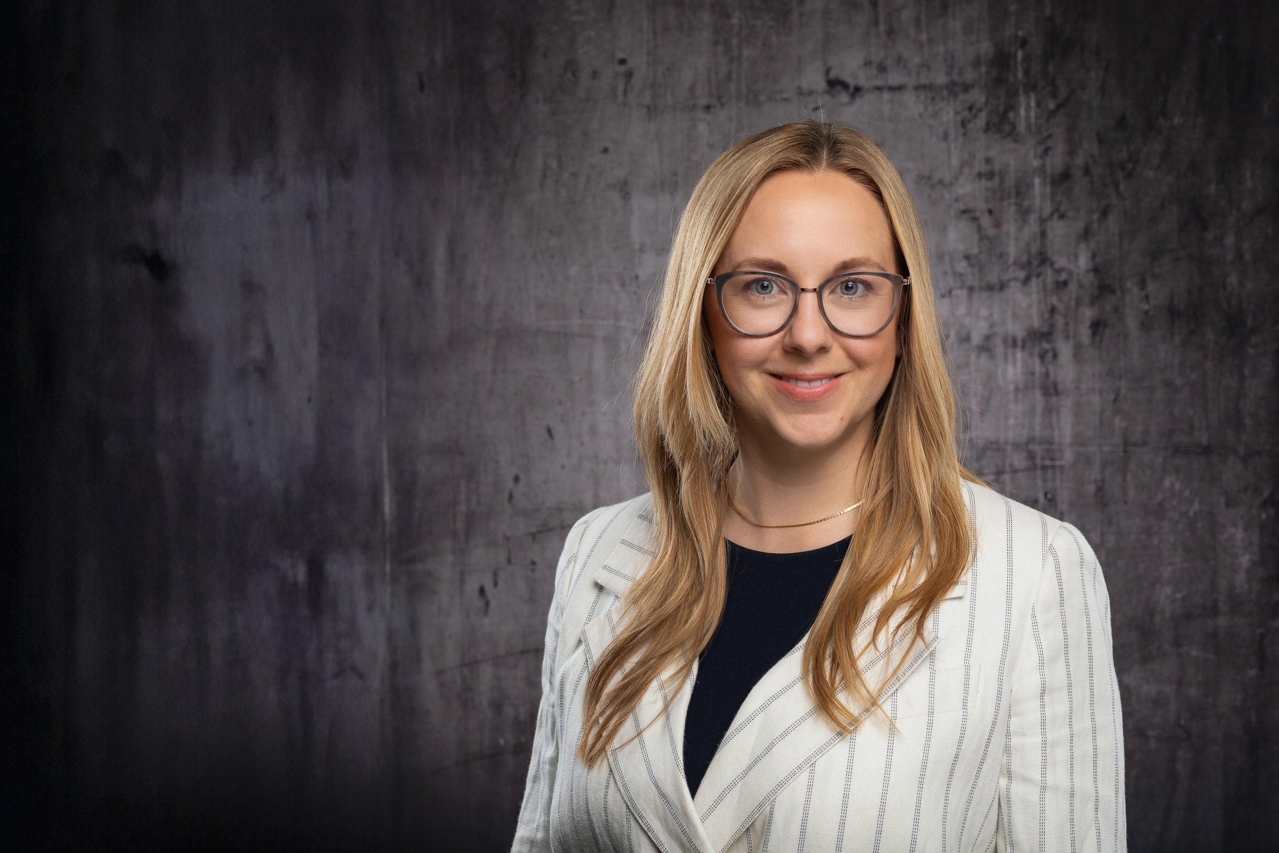 Lina Pflüger_Businessportrait_weiss grau.jpg