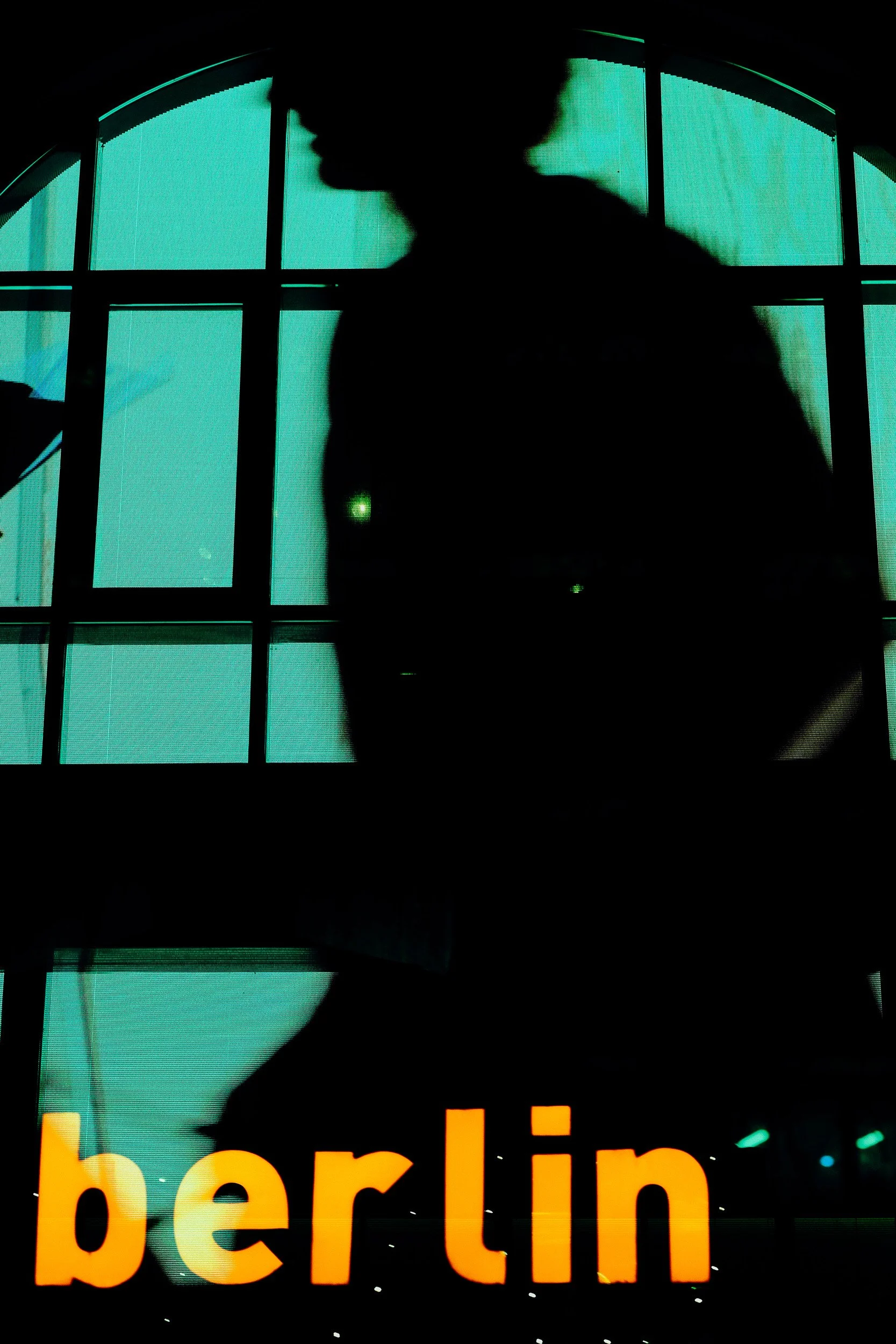 Streetphotography Berlin, orange teal berlin 