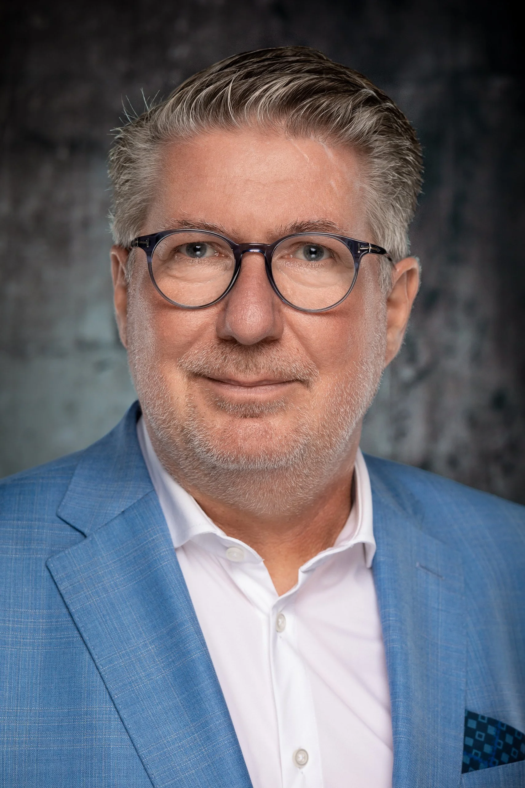 Christoph Hermann_Businessportrait_weiss grau.jpg