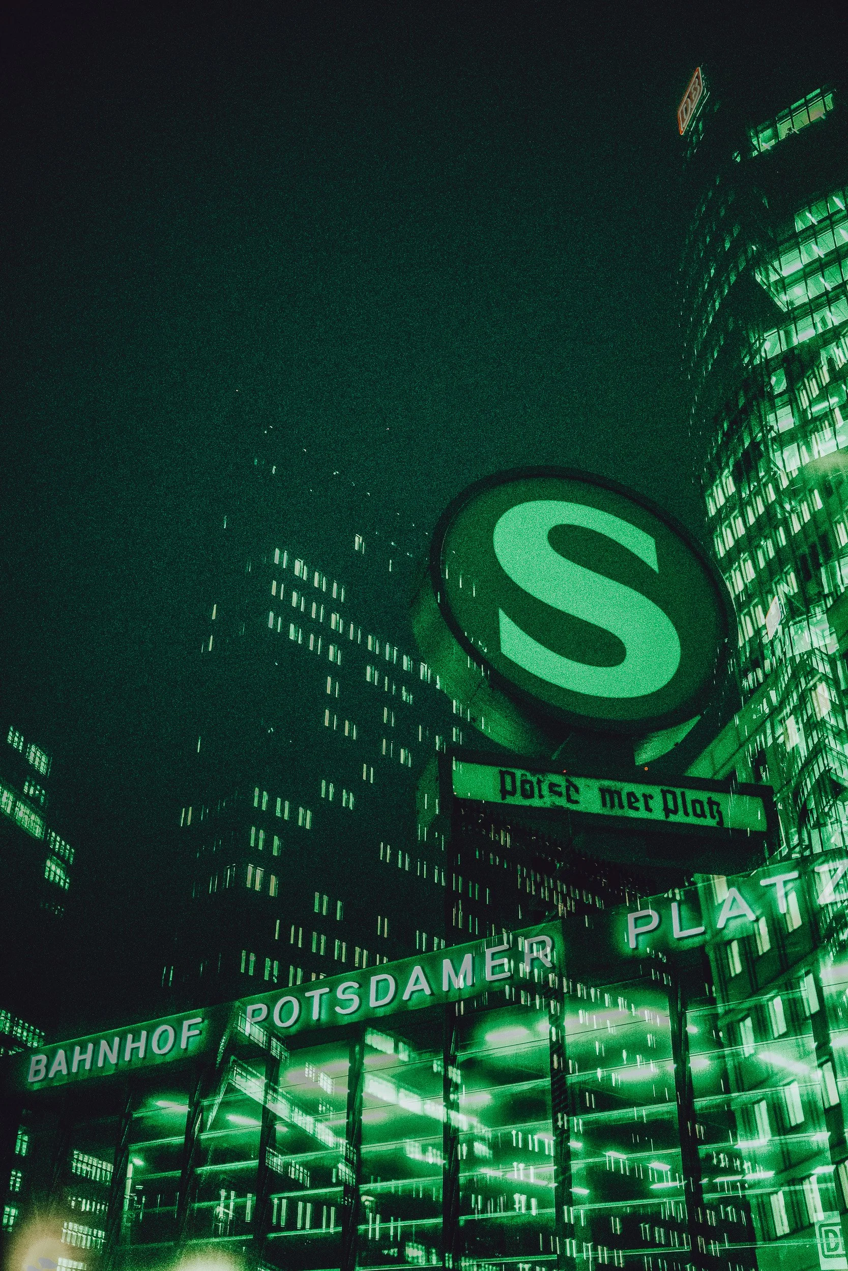 Streetphotography Berlin, Potsdamer Platz mysty green (2025)