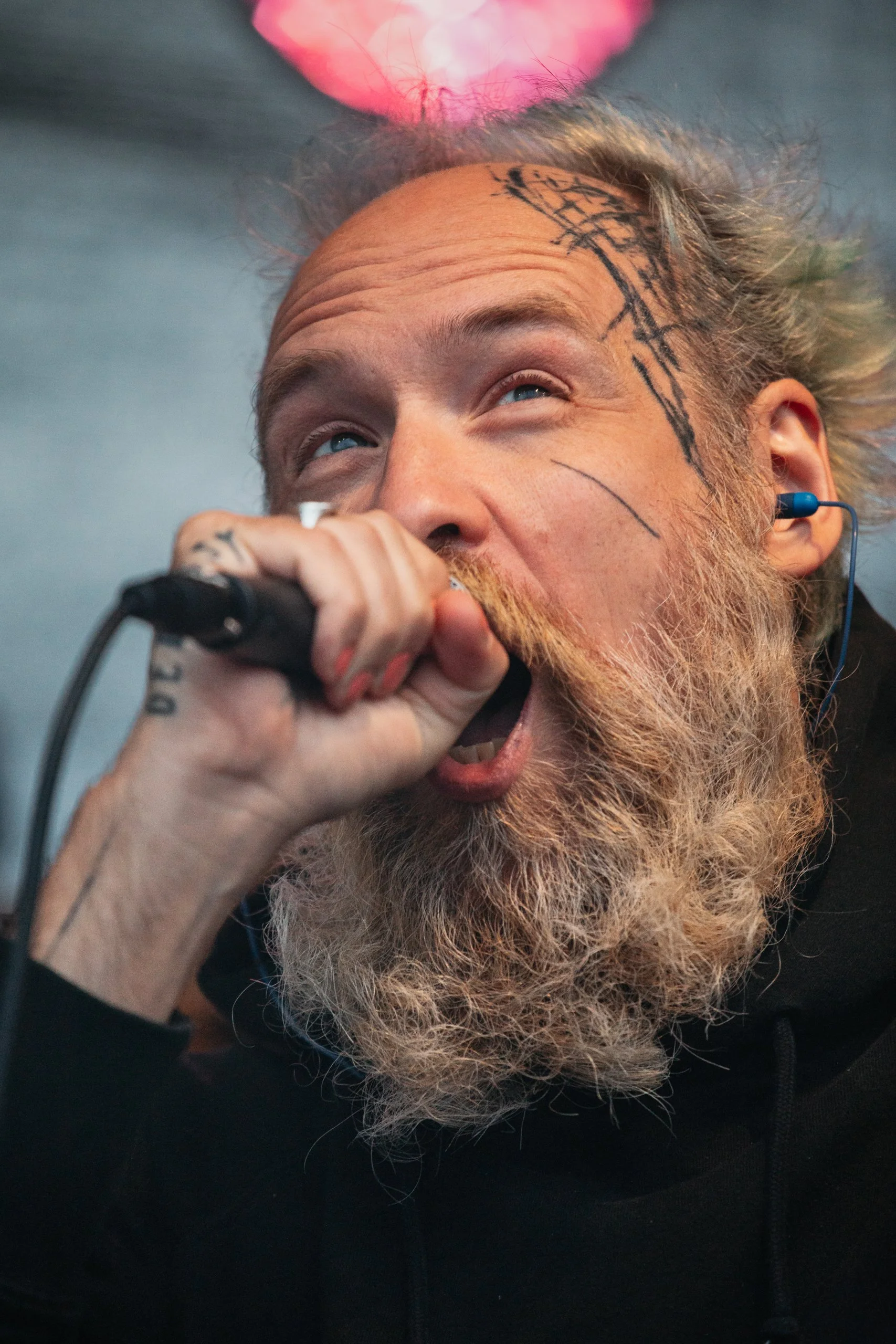 Timo Warkus in Bestform am Mikro