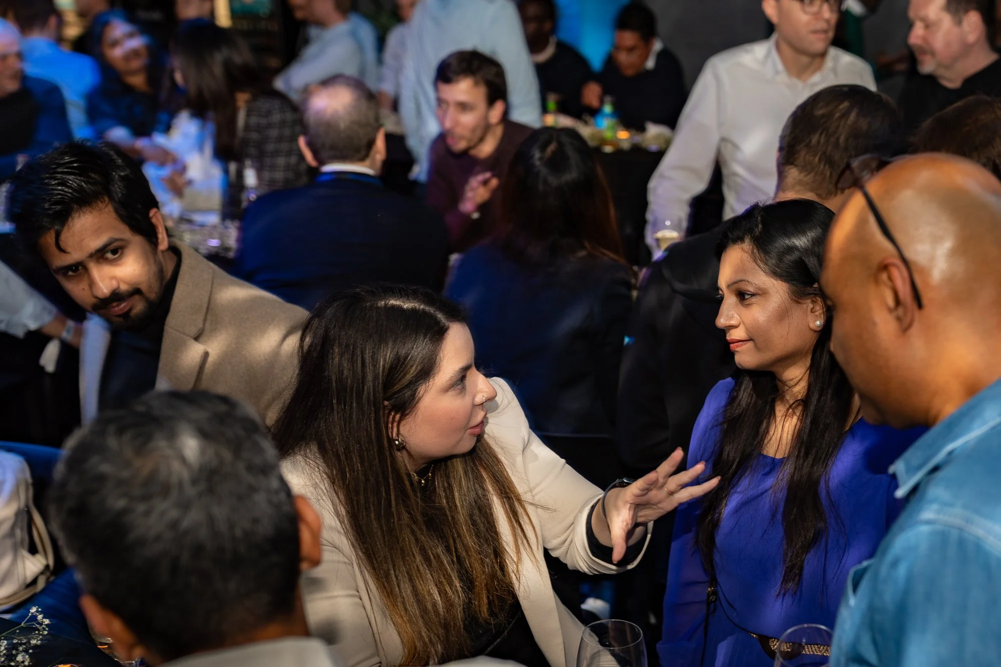 Eventphotography_networking_waving_michaelgeipel.de.jpg