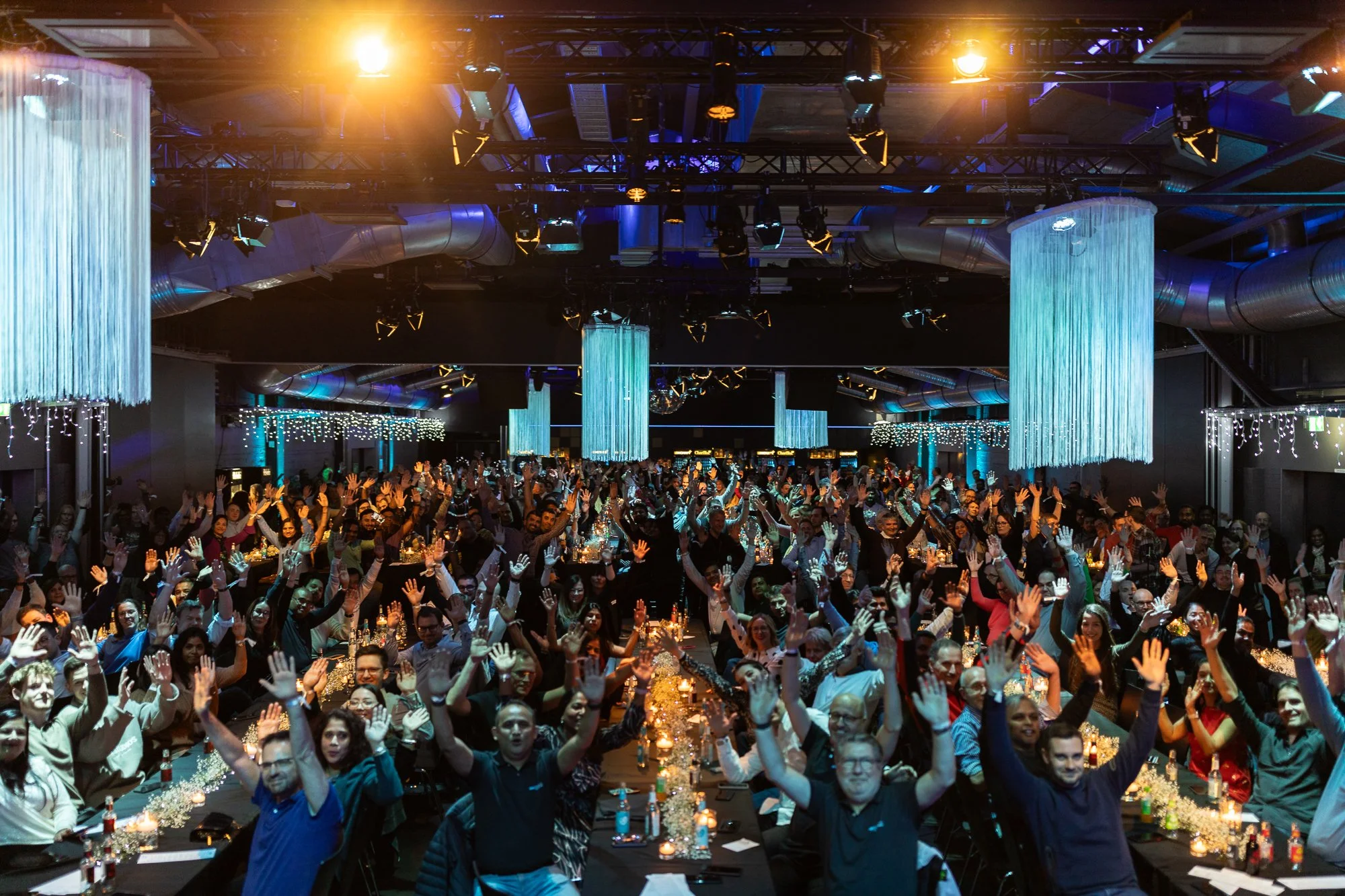 Eventphotography_SAP_audience_waving_michaelgeipel.de.jpg