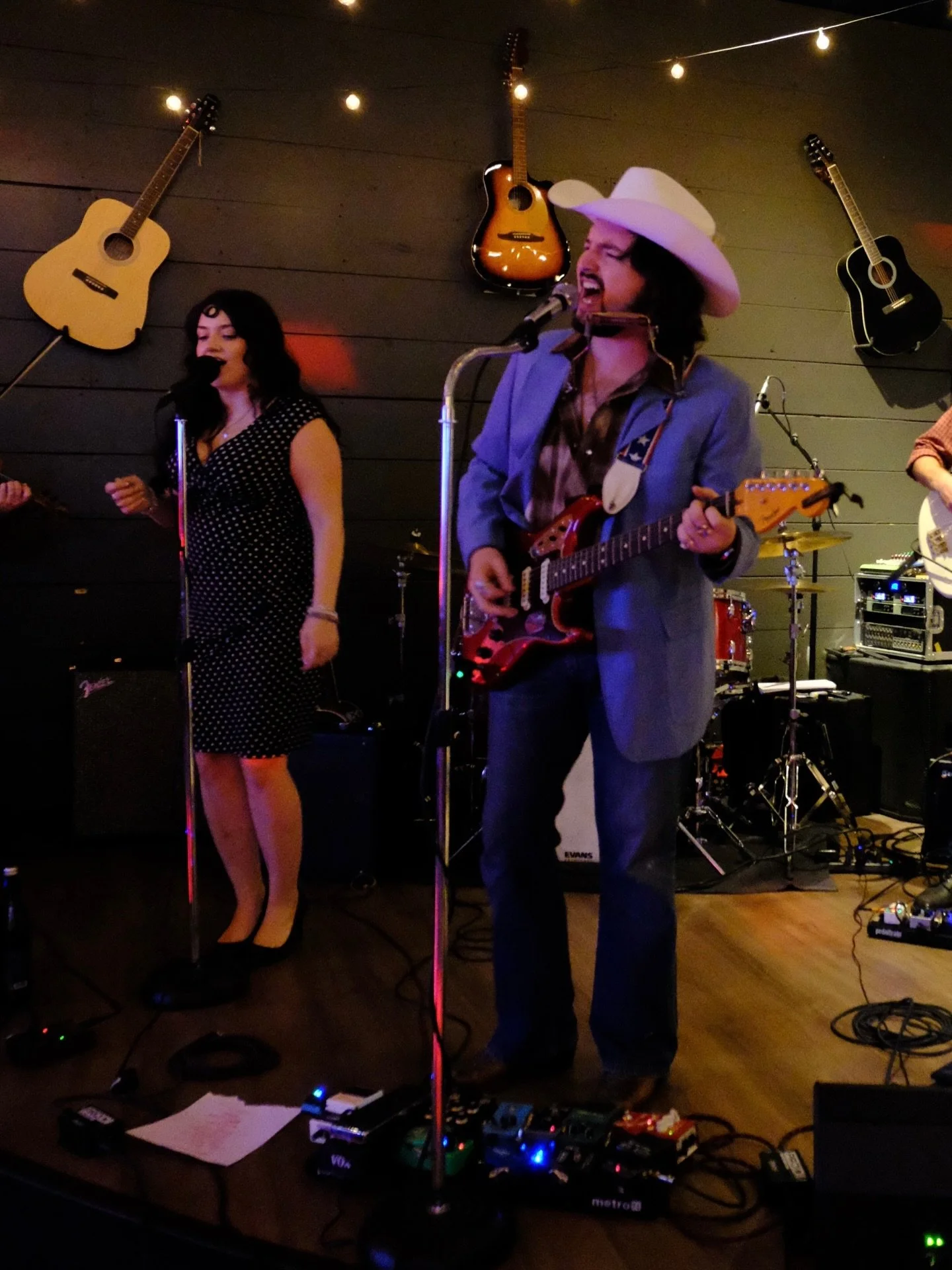 ABOUT LAST NIGHT 🎤🎸🎶