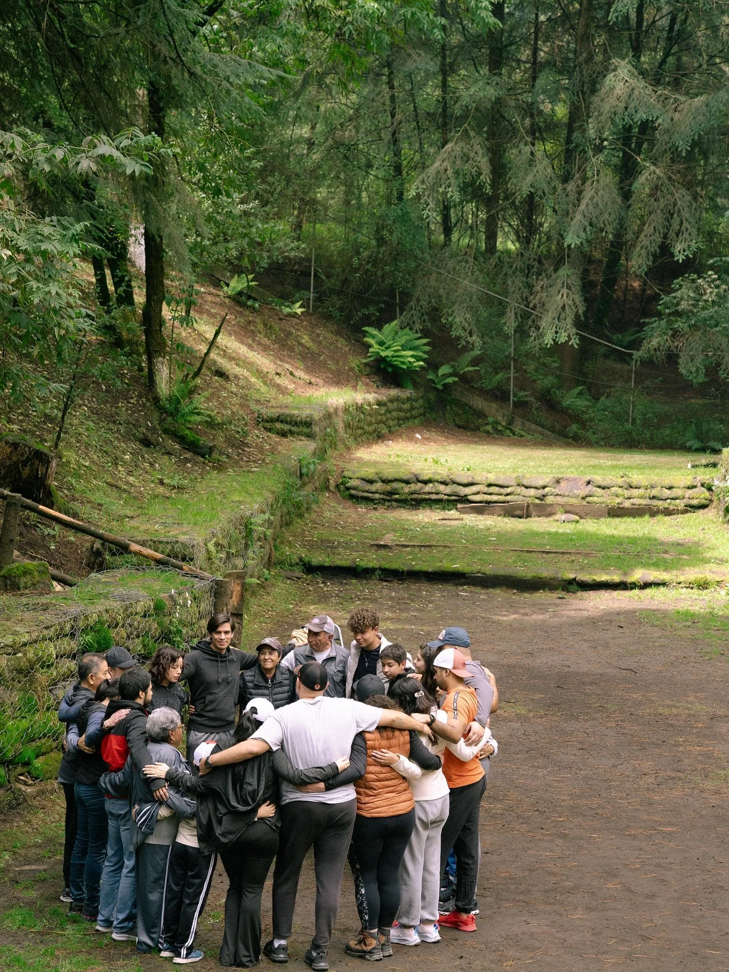 ✨ No todo trabajo desgasta. Algunos te sostienen.
Este fin de semana fotografié un retiro en San Nicolas Totoloapan, en el Ajusco.
Estar en el bosque me inspira siempre, pero esta vez fue especial. Había algo profundo en la forma en q