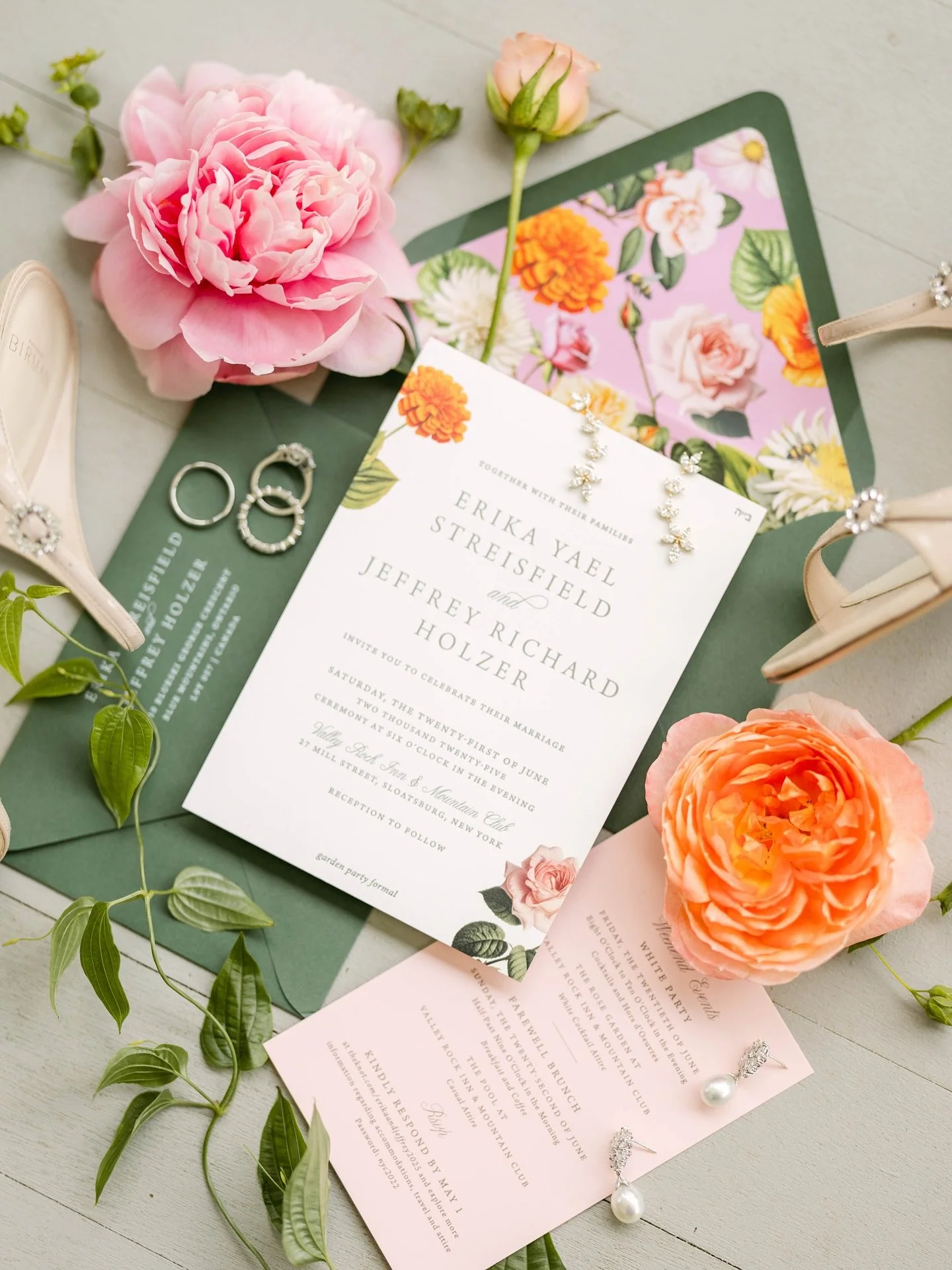 When the invite quite literally sets the tone for the entire wedding day 

Planning &amp; Design &bull; @jazdewolfe 
Photography &bull; @515photoco 
Invitations &amp; Stationery &bull; @paperandposte 
Venue &bull; @valleyrockinn 
Floral &bull; @budso