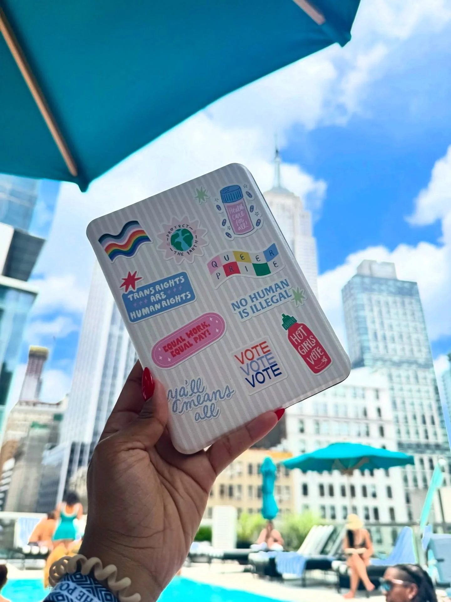 Us 🤝 our kindle + good weather all summer
What are you currently reading? Drop it in the comments!
#bookstagrammer #bookstagram