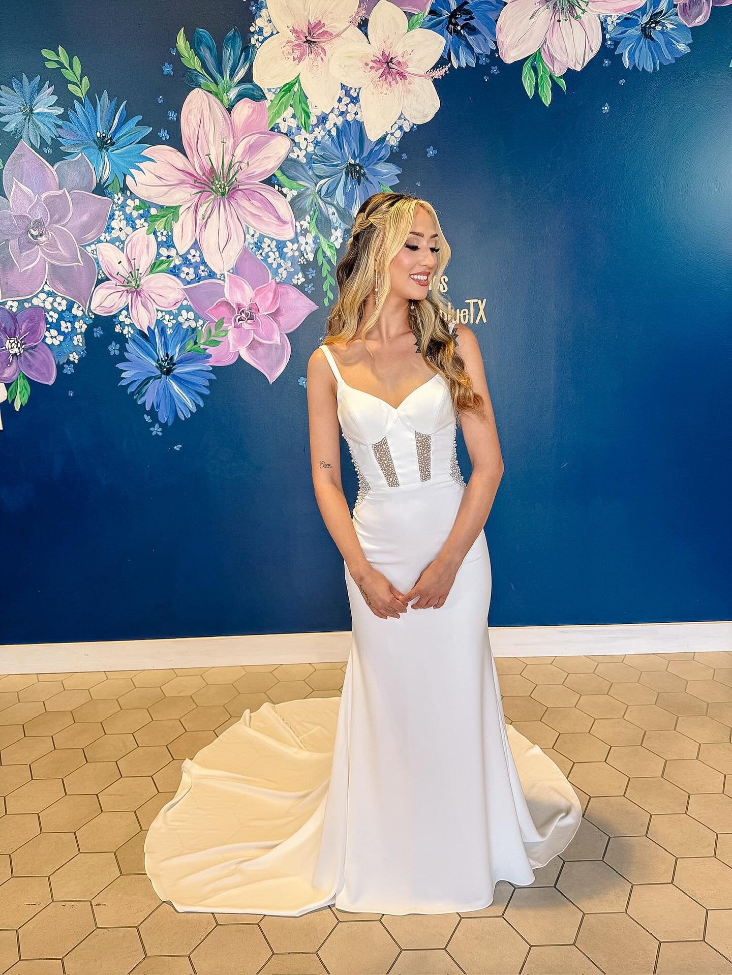 Crepe. Pearls. Perfection. 🤍✨

@amazingkreations 
@madeyoublushtx 

#BridalBoutique #WeddingDressShopping #BridalGown #CrepeWeddingDress #PearlWeddingDress #ModernBride #TexasBrides #WeddingDressInspo #BridalFashion #Engaged2026