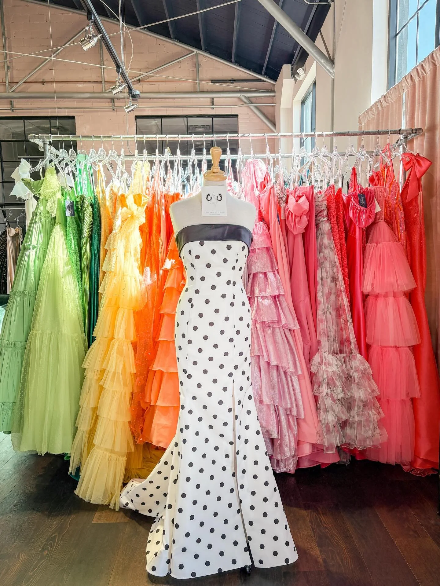 Prom moms, consider this your night out ✨
Next Thursday we&rsquo;re open late for prom shopping, complete with mocktails &amp; cocktails for you to enjoy while your girl finds her dream dress 💃
Relaxed, fun, and stress-free. Just how it should be.😌