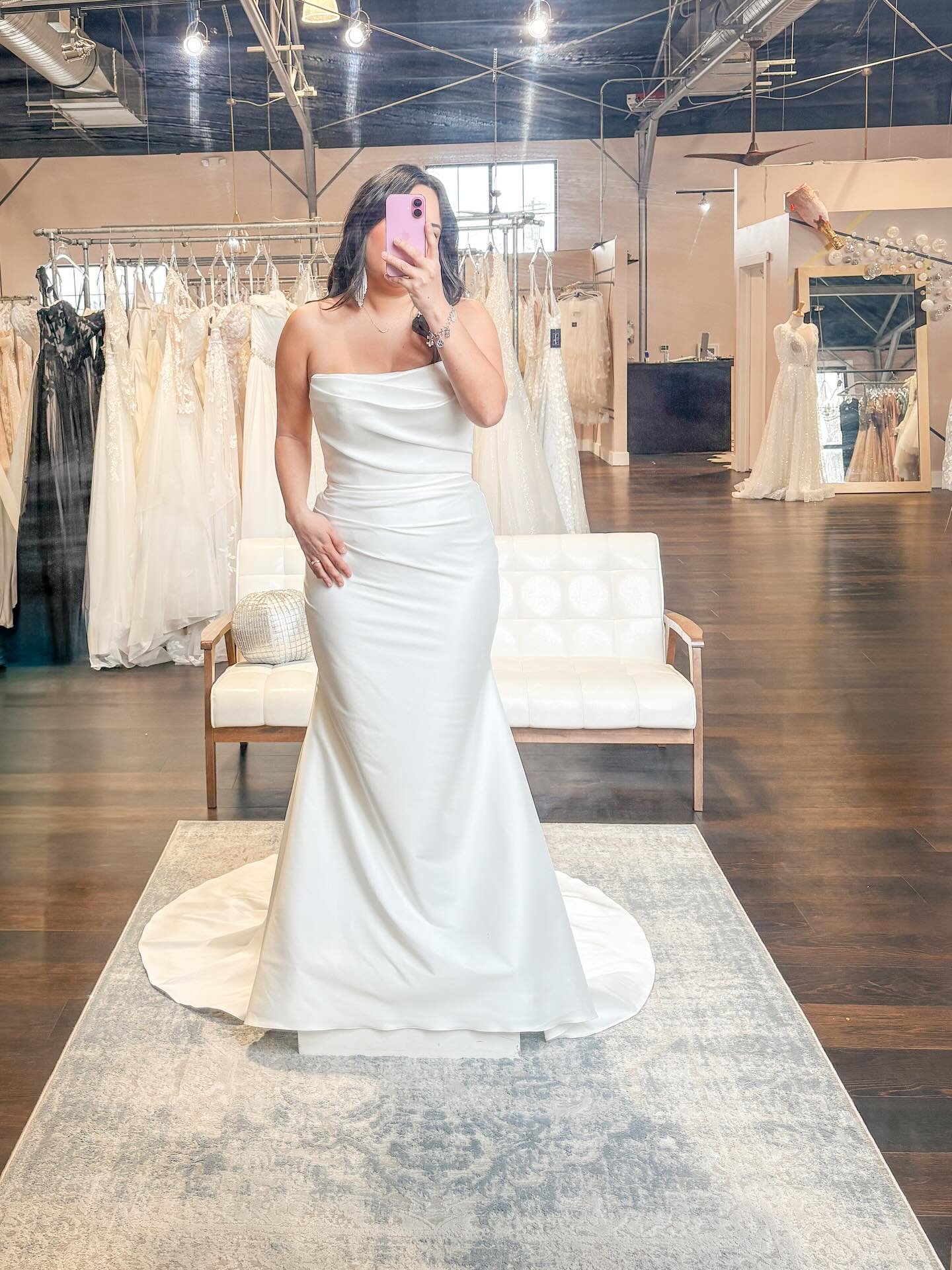 A little mirror magic for our newest arrival ✨

#NewArrival #JustIn #NowArriving #BridalStyle #bride