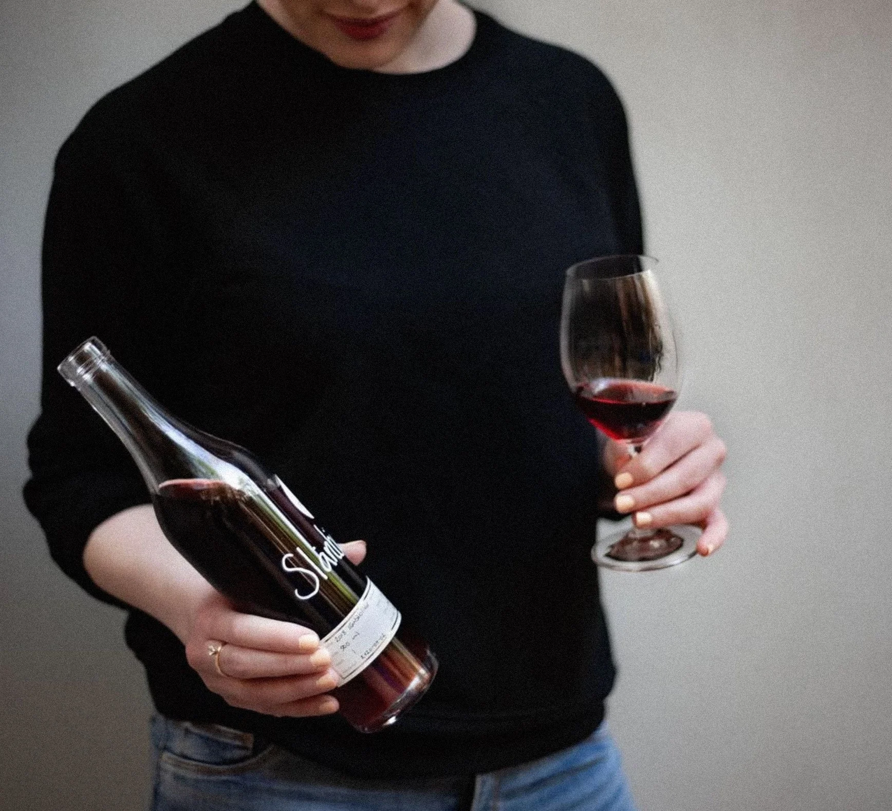 Charlotta Nyfeldt from Spriteriet, holding their fine Sloe gin