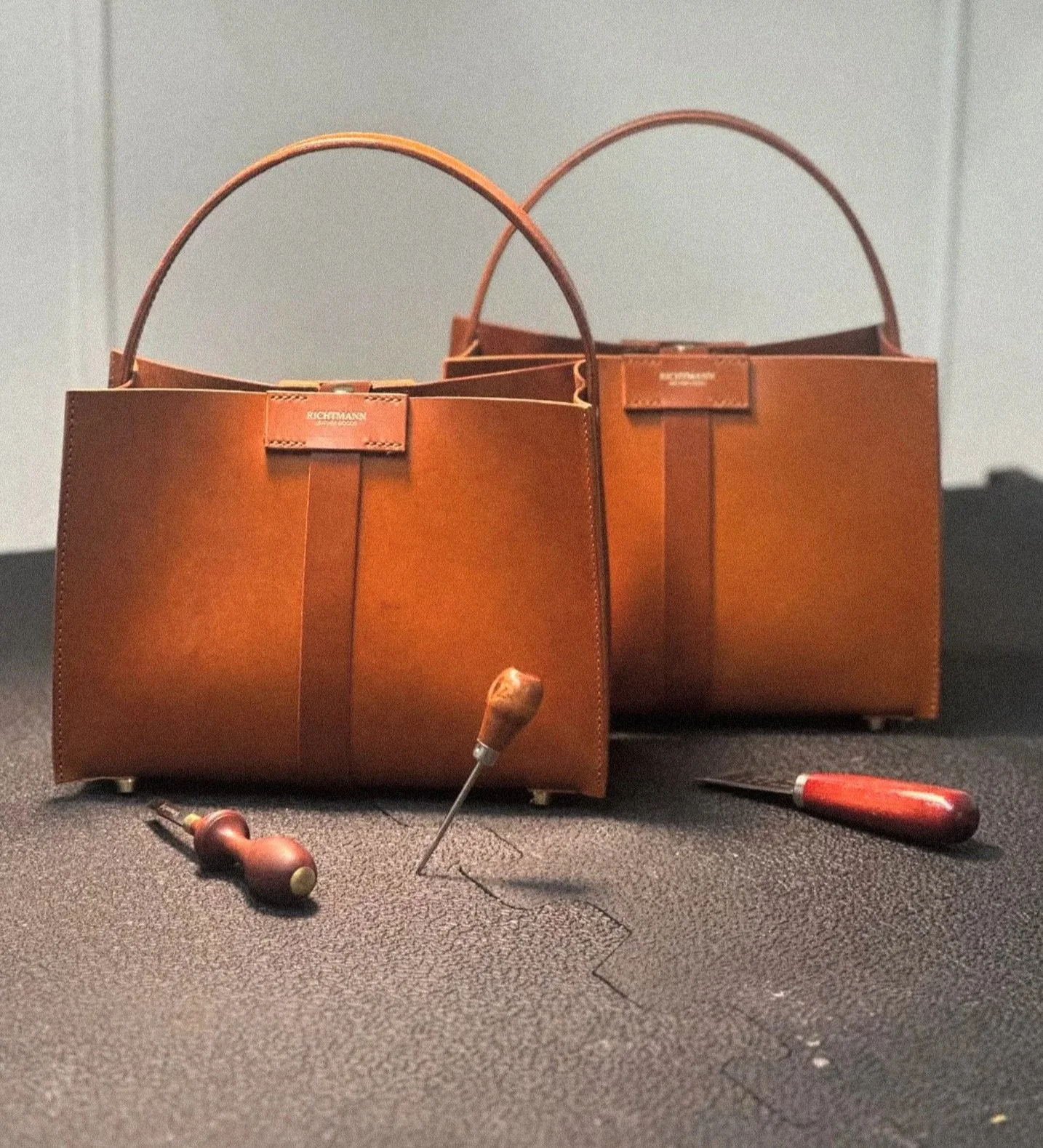 image showing two handmade leather bags by atelier Richtmann