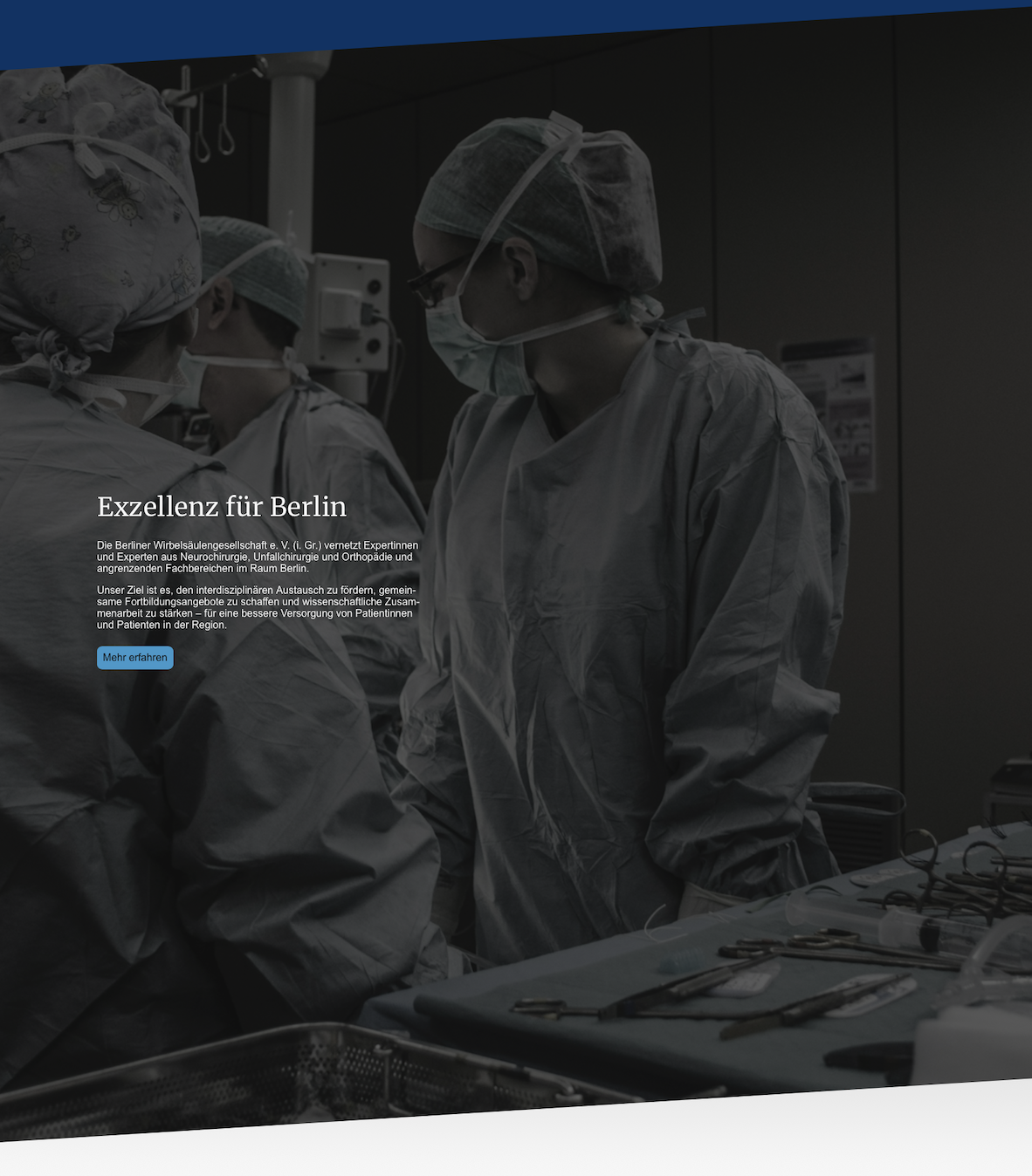 Ärzte und Pflegepersonal in einem Operationssaal bei einer Operation in Berlin.