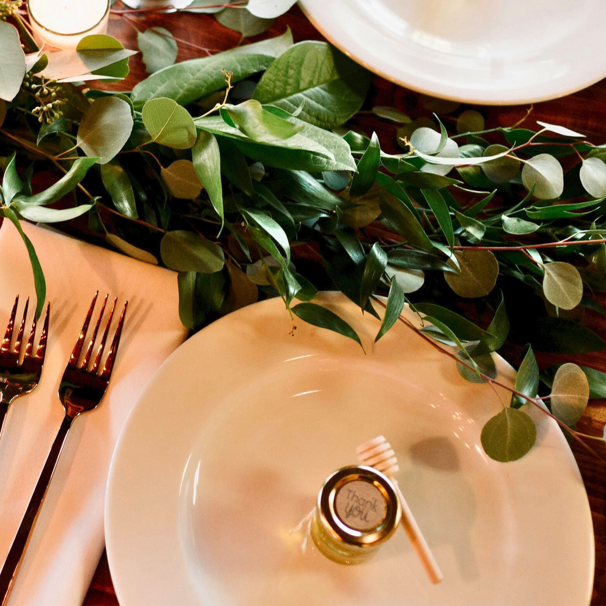  Coastal reception table detail with personalized place setting favor. 