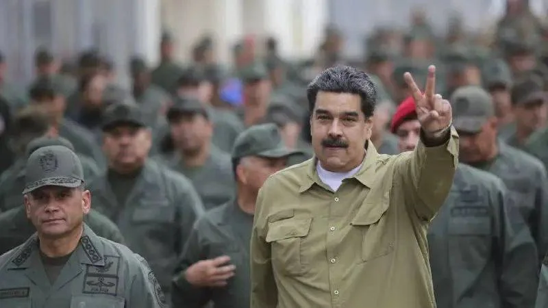 Venezuelan President Nicolás Maduro alongside military personnel amid concerns over Hezbollah ties and rising U.S. escalation risks in Latin America