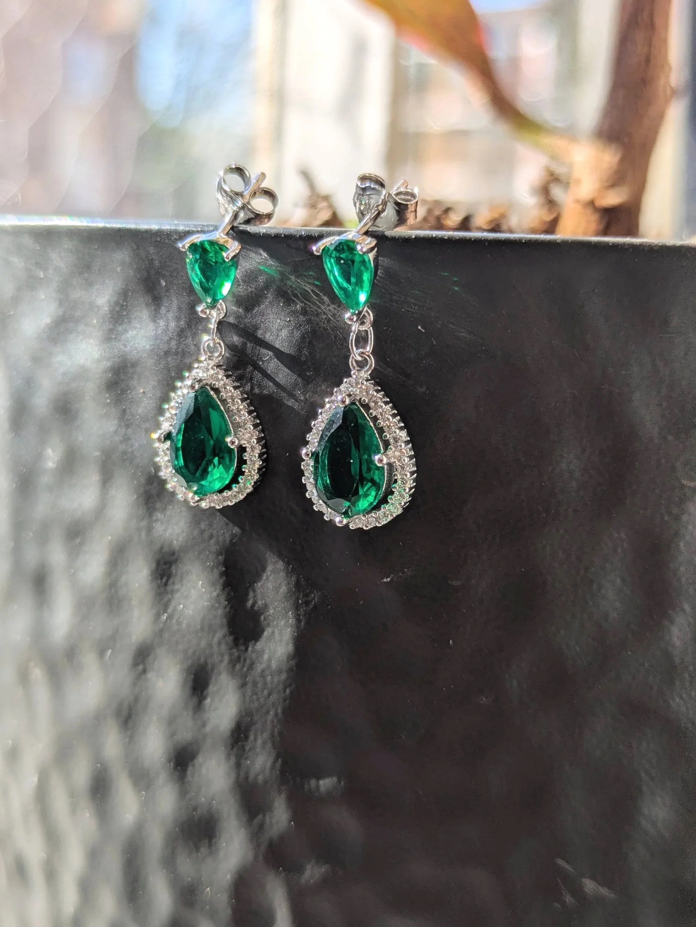 Drop silver pear shape earring with sparkle green stone