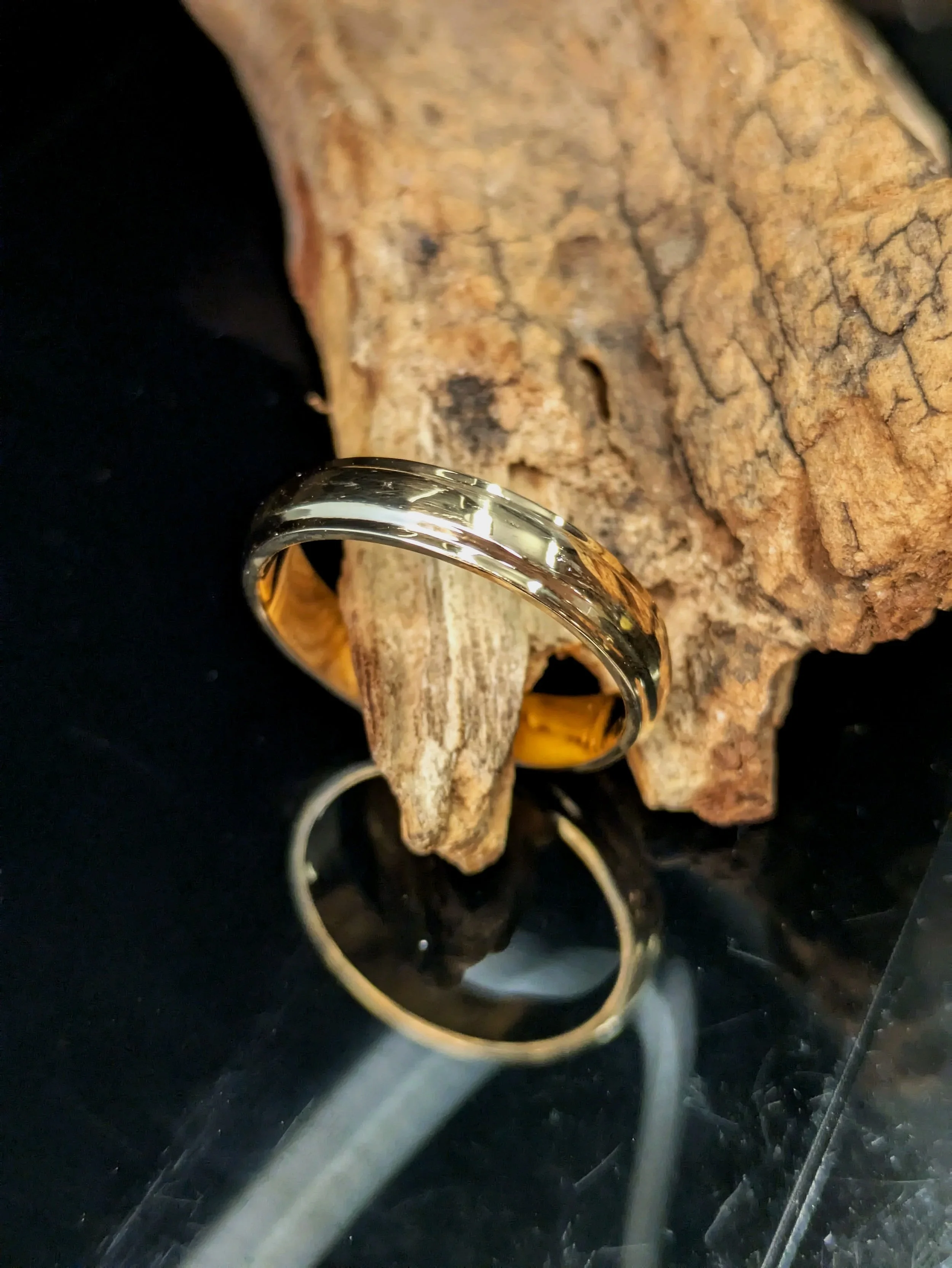 Single Bevelled Yellow Gold Band, wit a Palo Santo Display