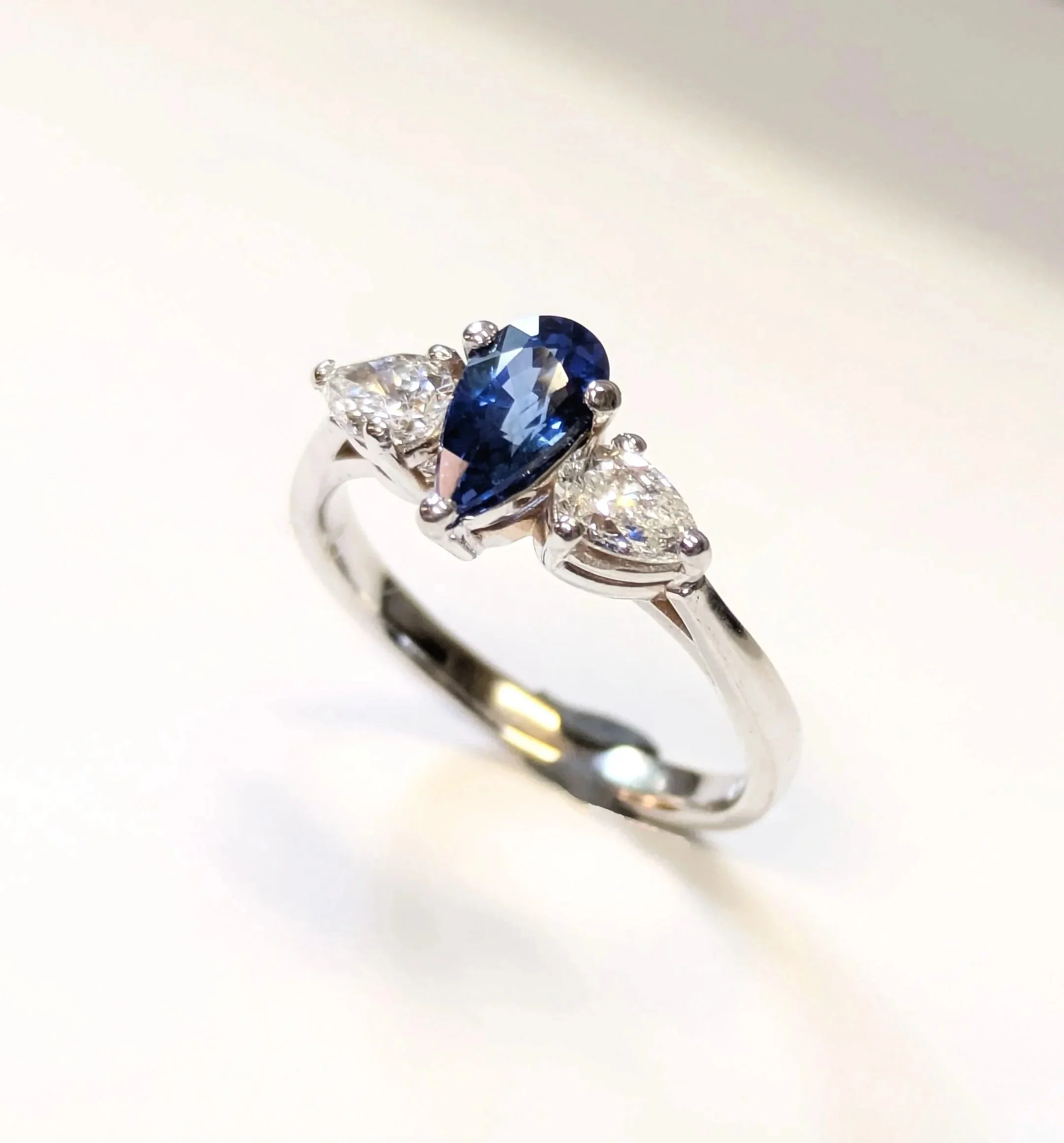 3D sapphire & diamonds engagement ring