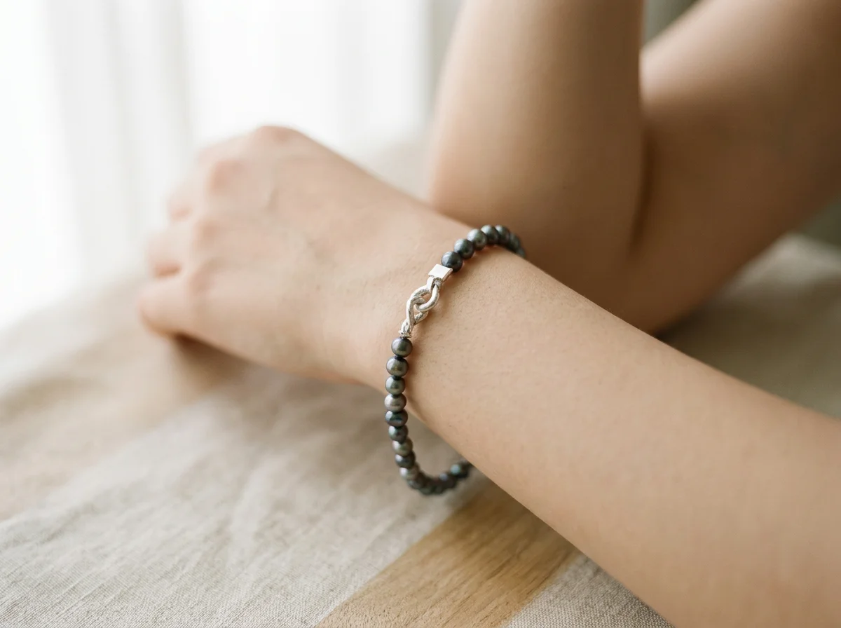 Black Tahitian Pearls bracelet with silver clasp