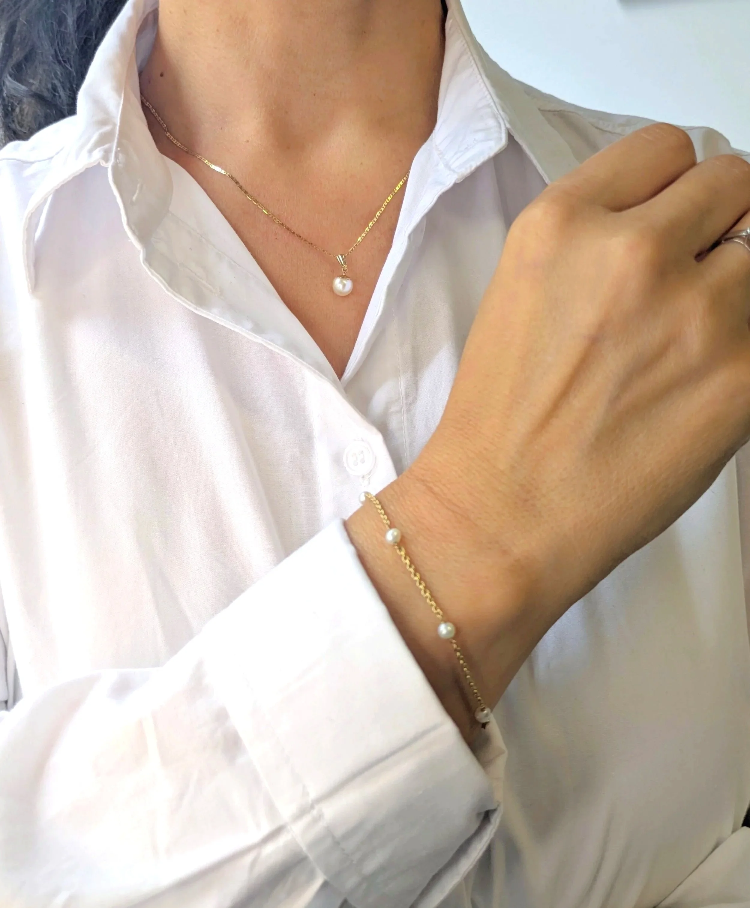 Fine Jewellery Pearls Set in yellow gold