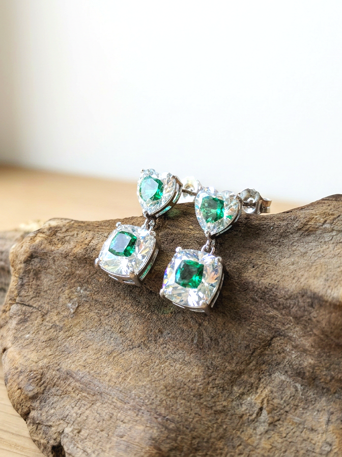 Drop silver pear shape earring with sparkle green stone