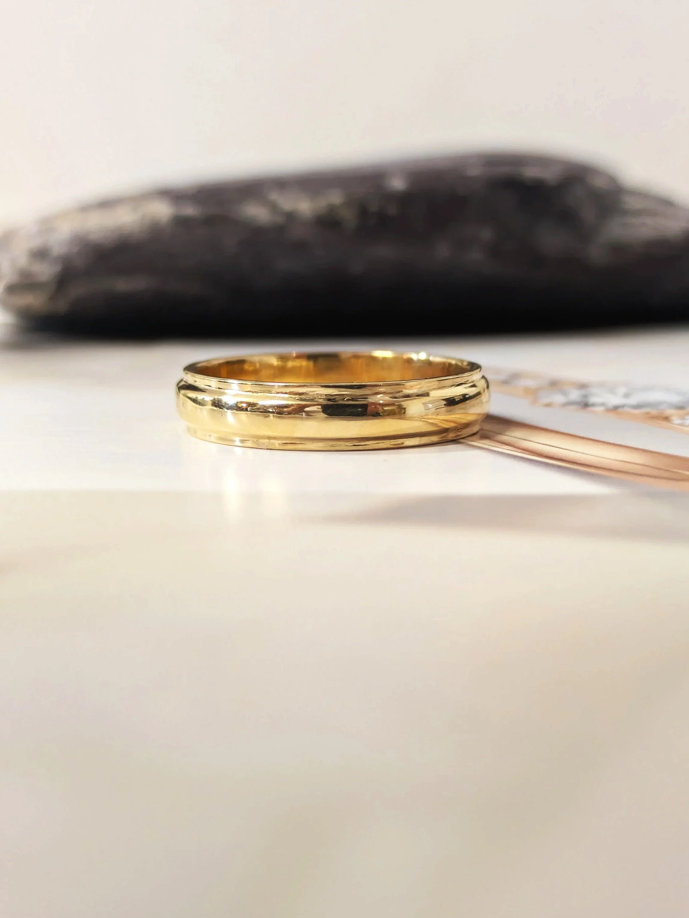 Yellow Gold 18ct/ 4.5mm Bevelled Single Band/Stone display