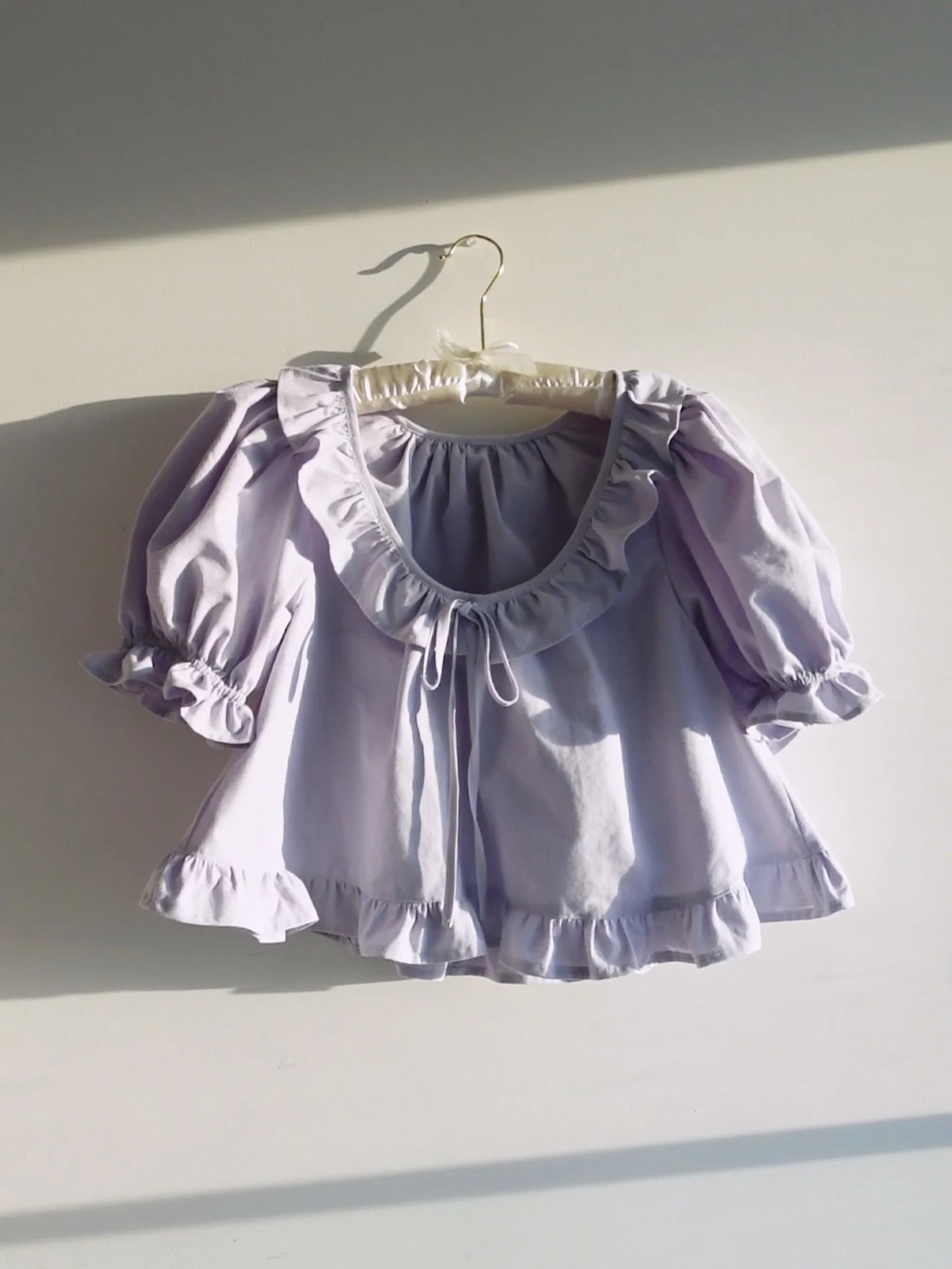 celine blouse🪽✨

my first finished sewing project of 2026 is something that has been at the top of my project list for a while and i finally have it in my wardrobe 🤩 i already want to make so many more of these, and potentially try modifying the pa