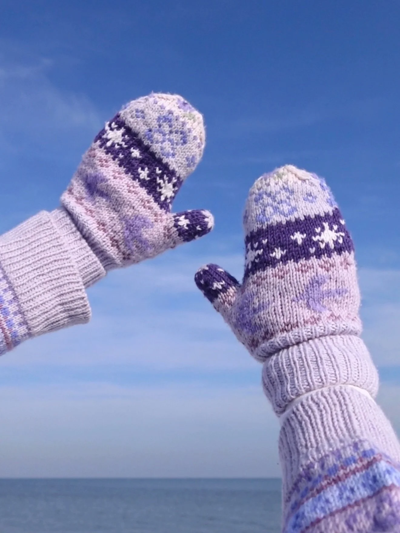 Sweet Dreams Mittens 🌟🪻🕊️

a winter staple for me, and an everyday joy bringer 💕 these mittens truly felt one with the sky on this clear and sunny day. I didn&rsquo;t have the shore in mind when I designed these, so it is an unexpected joy to see