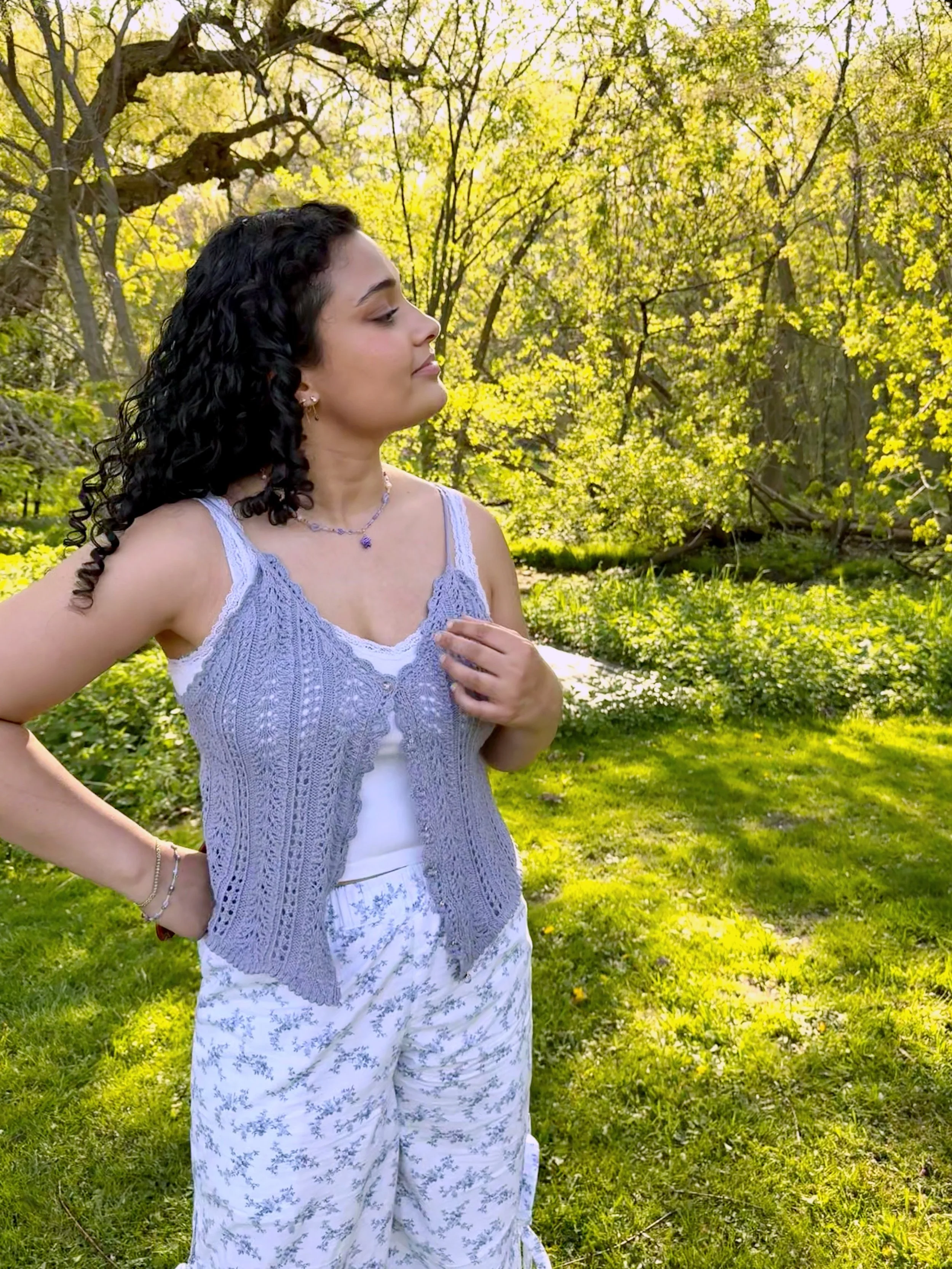 the first warm day of the year 🪻🫐🪽

welcomed by my lovely Astraea Top by @pearlbyrae which i had the pleasure of test knitting last year 💜 this is one of my favourite tops for warm weather. 

paired with one of my favourite pairs of Lane Pants by