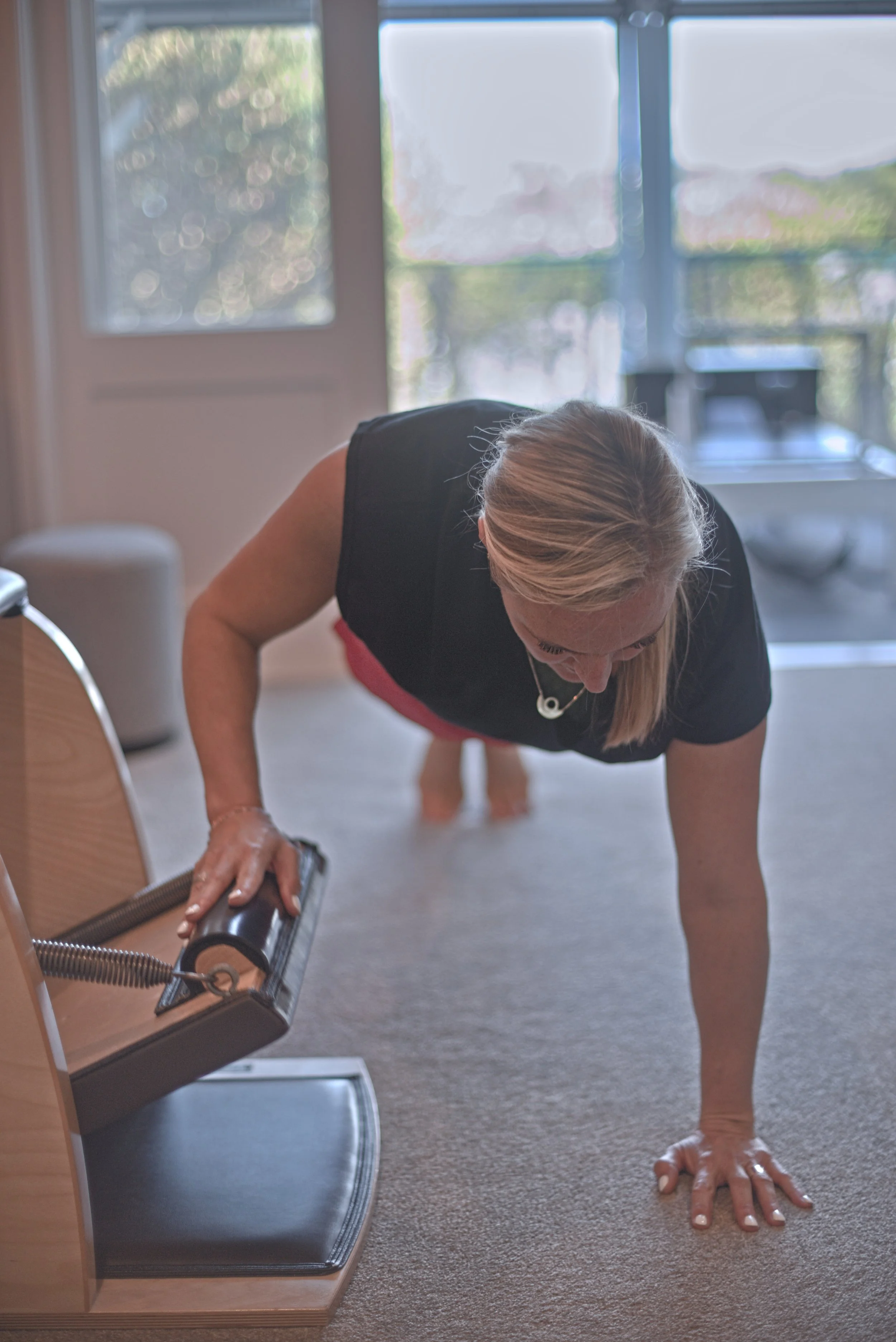 Single arm press up- alignment, strength and length on the Wunda chair. Gratz.