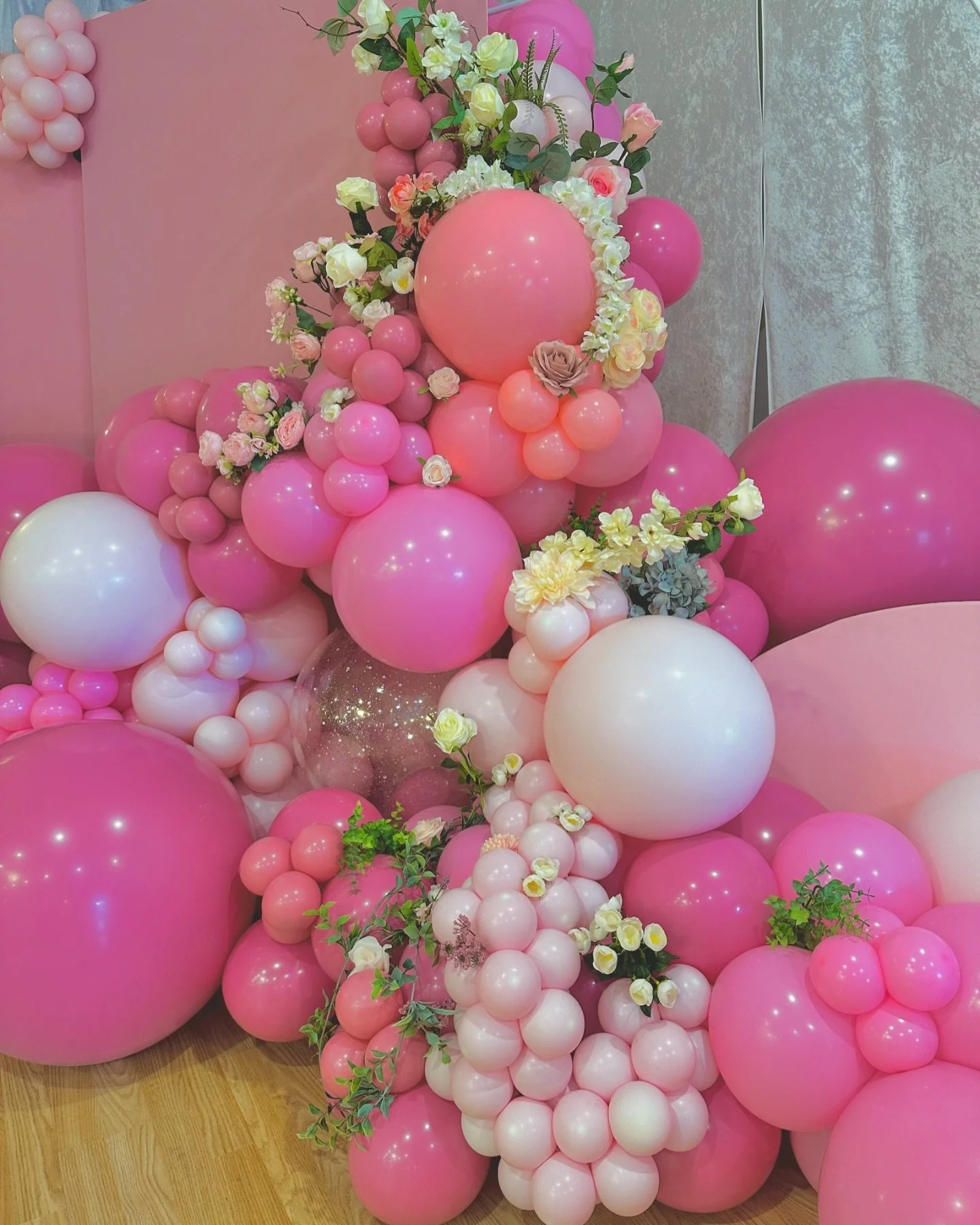 sᴍᴀʟʟ ᴅᴇᴛᴀɪʟs, 𝘽𝙄𝙂 𝙄𝙈𝙋𝘼𝘾𝙏🎀 

There&rsquo;s just something magical about close-ups&mdash;how they let us see the heart and soul behind every detail. This setup is full of love, down to the tiniest petal and balloon cluster. 💕 It&rsquo;s the