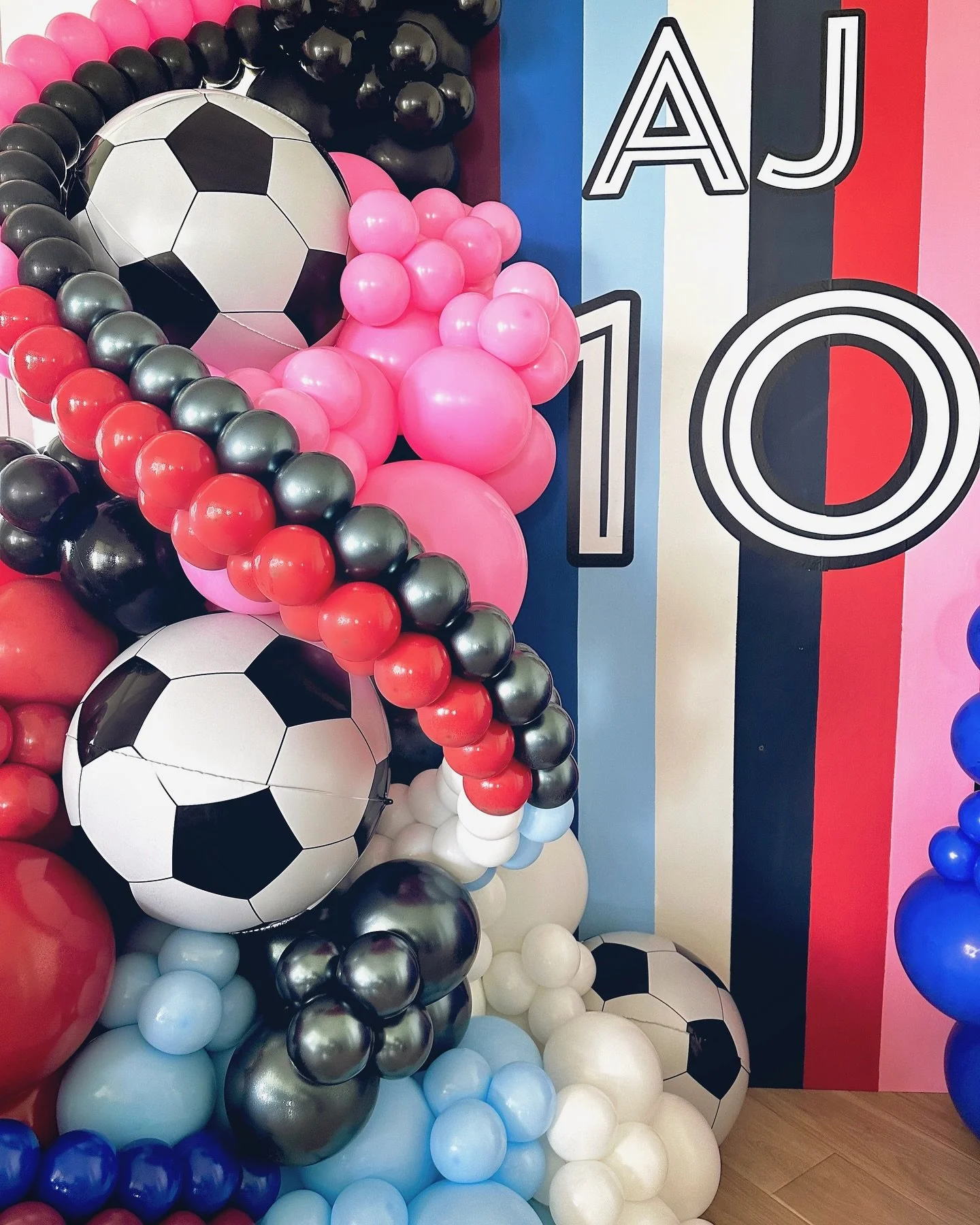 📸𝗋𝖾𝖺𝖽𝗒 𝖿𝗈𝗋 𝗈𝗎𝗋 𝖼𝗅𝗈𝗌𝖾-𝗎𝗉𝗌🤘🏻

⚽️⚽️⚽️

Every detail was chosen to not only celebrate AJ&rsquo;s love for soccer but to highlight the iconic colors that Messi has made famous throughout his incredible career. This was such a fun pro