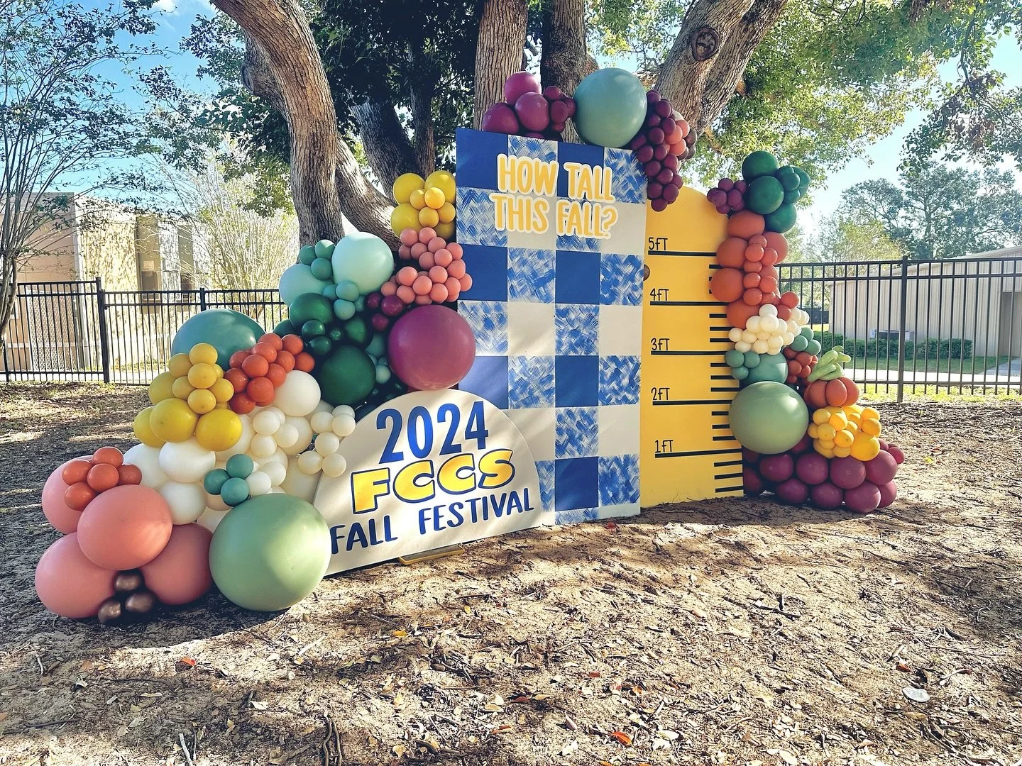 What a BEAUTIFUL day for a 𝗙𝗔𝗟𝗟 𝗙𝗘𝗦𝗧𝗜𝗩𝗔𝗟 @fccschoolclermont 🍁🍂🍃 

&amp;&amp;&amp;&amp; EXTRA special since this is where my babies go to school✏️ &amp; EVERYONE knows I LOVE nothing more than to ⓈⓅⓄⒾⓁ my babies with balloons 🤘🏻

#fal