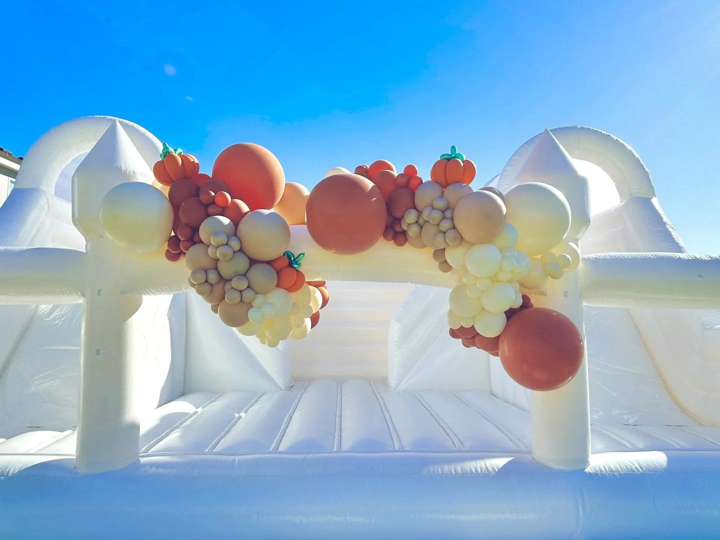 🤎𝙁𝙧𝙞𝙚𝙣𝙙𝙨𝙜𝙞𝙫𝙞𝙣𝙜🧡🅅🄸🄱🄴🅂💛

Bringing a little ℯ𝓍𝓉𝓇𝒶 charm to this Bouncy White Castle!

#BalloonArt #FriendsgivingVibes #FallDecor #ItsGiving #PartyWithMe