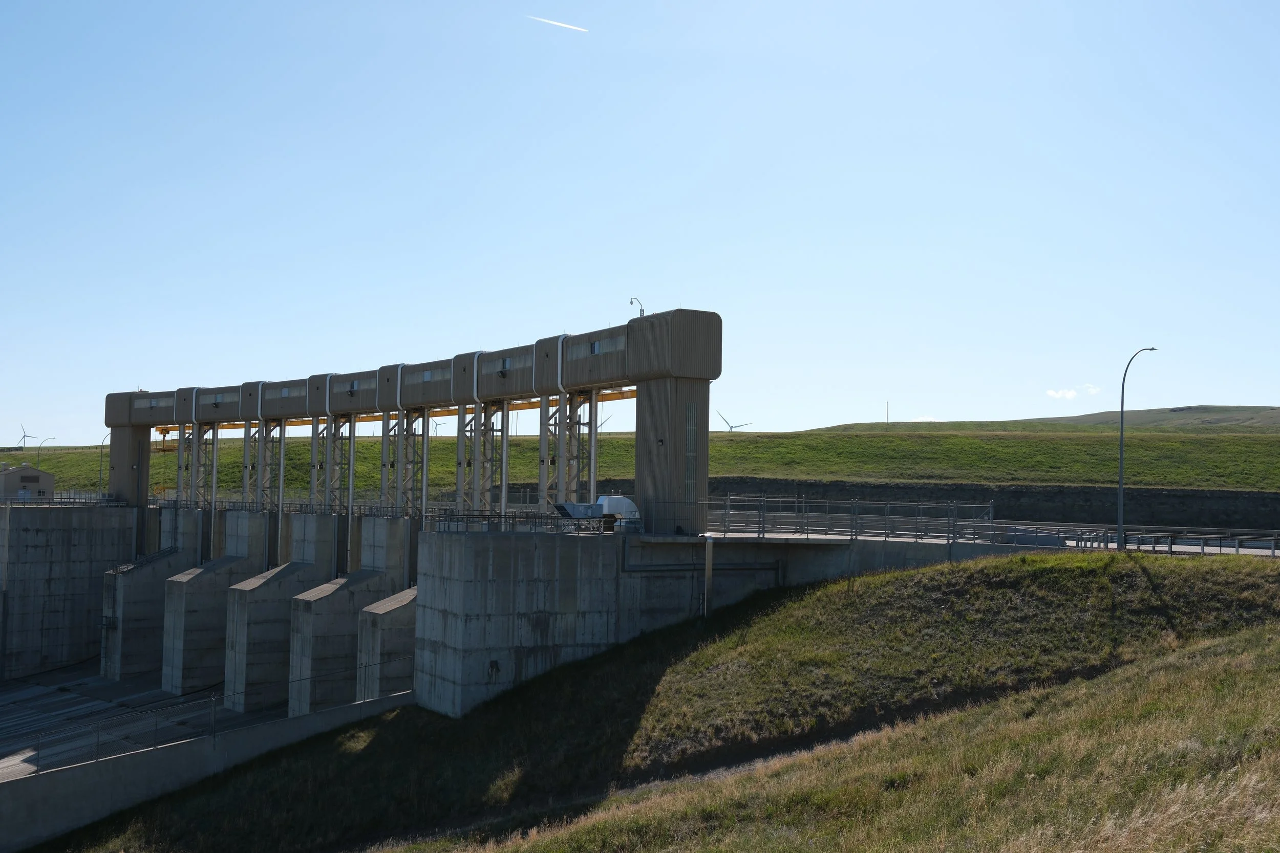 The dam on the Oldman River (Náápi Otsíthaatan). Photographed by Ashley and David.