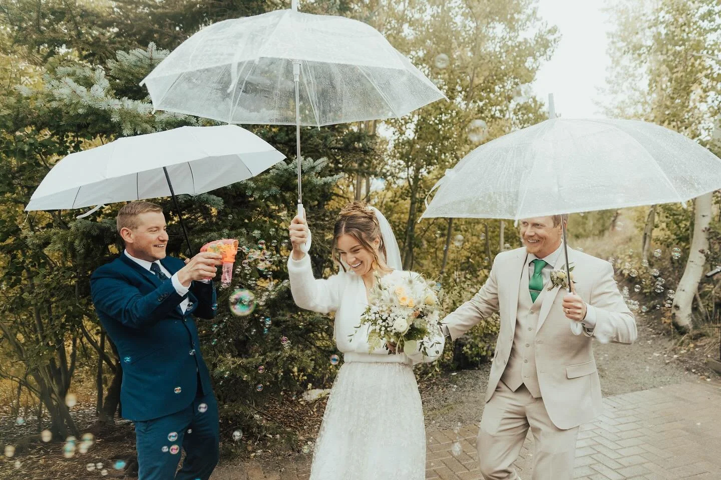 The perfect fall day witnessing Rae &amp; Tom&rsquo;s sweet love!

These two are gems - you can&rsquo;t help but smile when they&rsquo;re around ✨ Thank you for letting me bring your vision to life, I&rsquo;m so grateful. Congratulations! 

Photograp