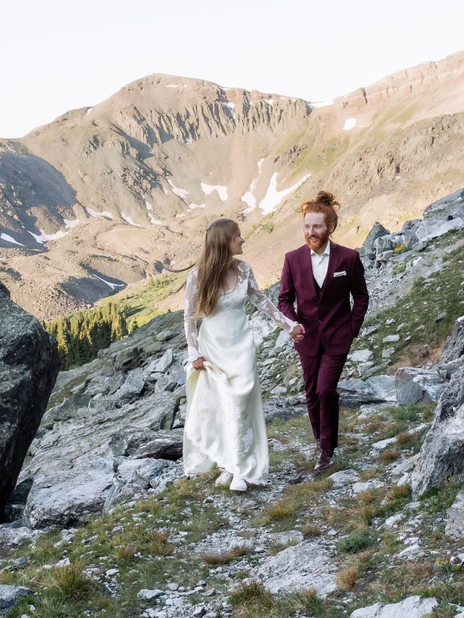 Reminiscing on this beautiful celebration 🌻 These two created such a joyous and intentional weekend, encorporating their love of adventure and nature while being surrounded by family and friends. I love getting to look back and relive it through pho