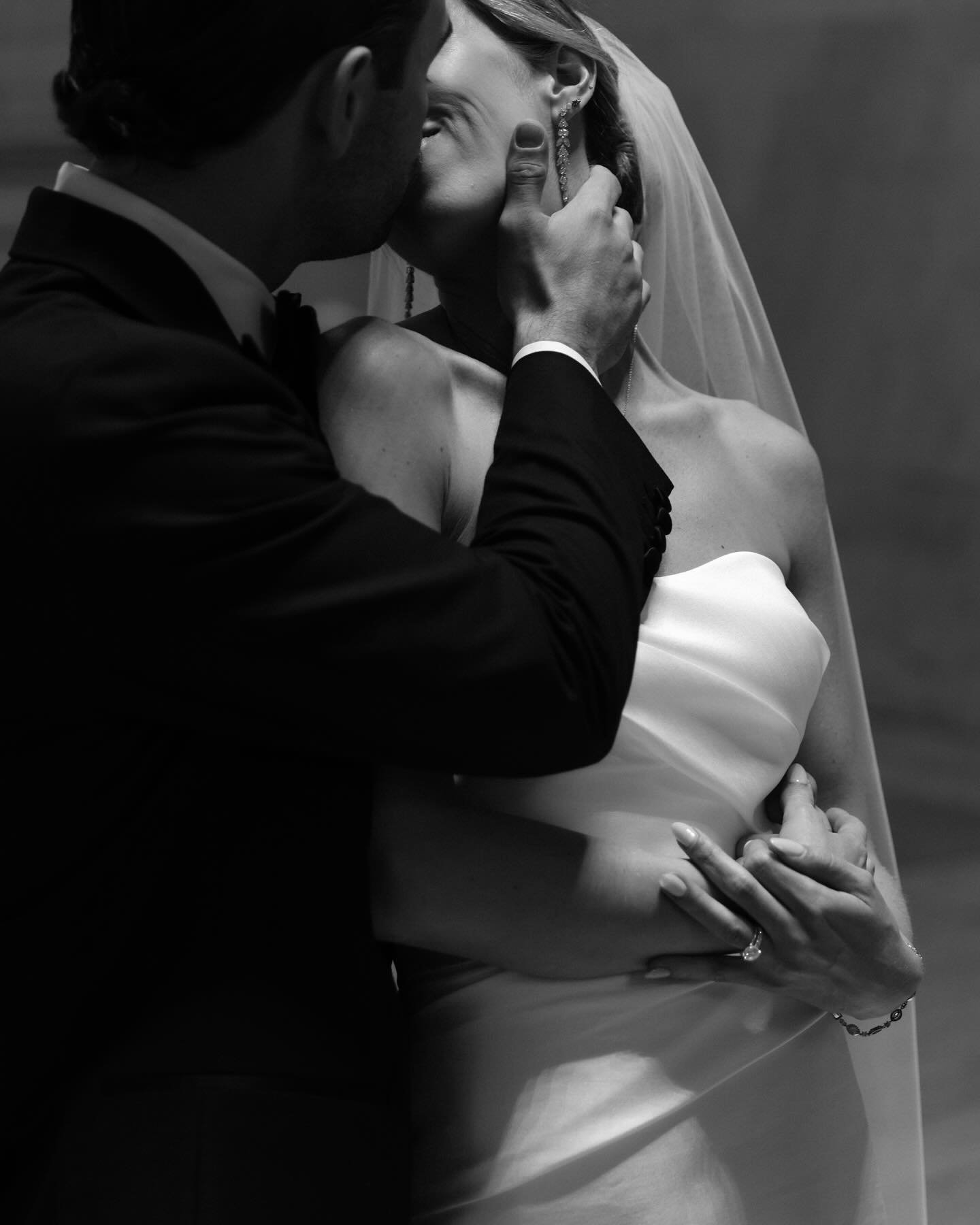 From a second perspective 💌

#seattlephotographer #nycphotographer #nycweddingphotographer #artphotography #loveauthentic #cipriani #ciprianiwedding #classywedding #bridalmakeup #lovestory #dirtybootsandmessyhair #authenticlovemag #timeless  #timele