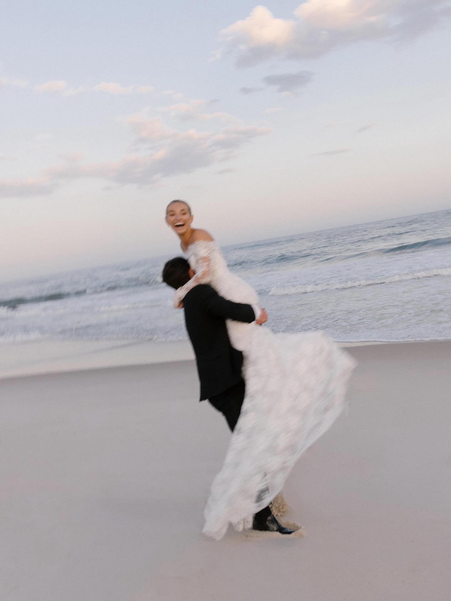 Under the blue sky💙

_
Shot for @loveandtheory

#seattleweddingphotographer #weddingday #weddingphotoinspiration #weddingphotos #seattlephotographer