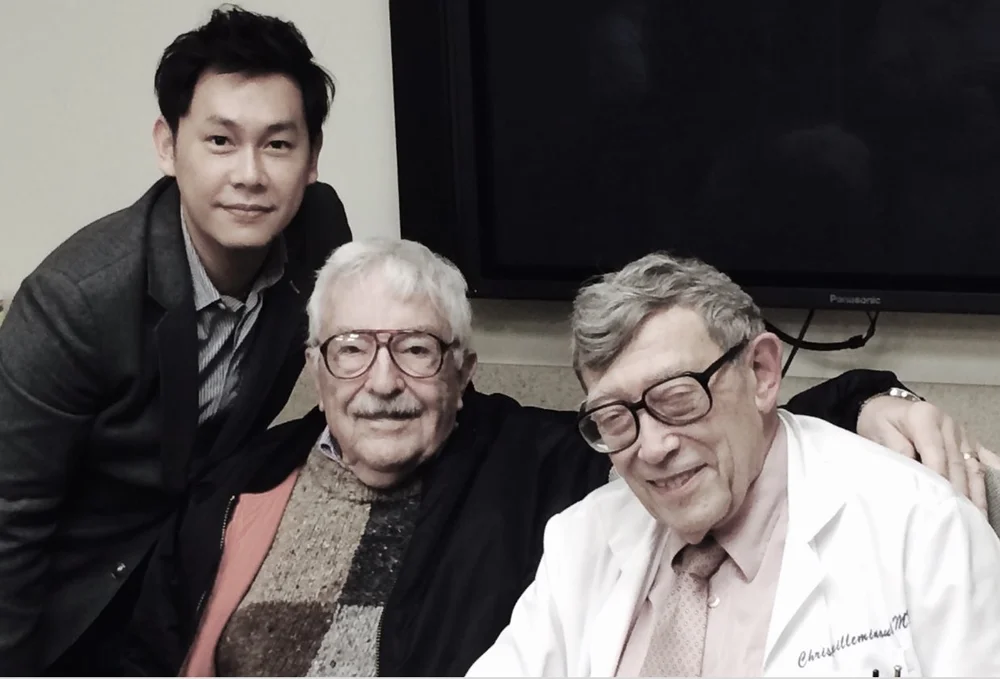 El Dr. Stanley Liu junto a sus mentores en medicina del sueño, el Dr. Bill Dement y el Dr. Christian Guilleminault