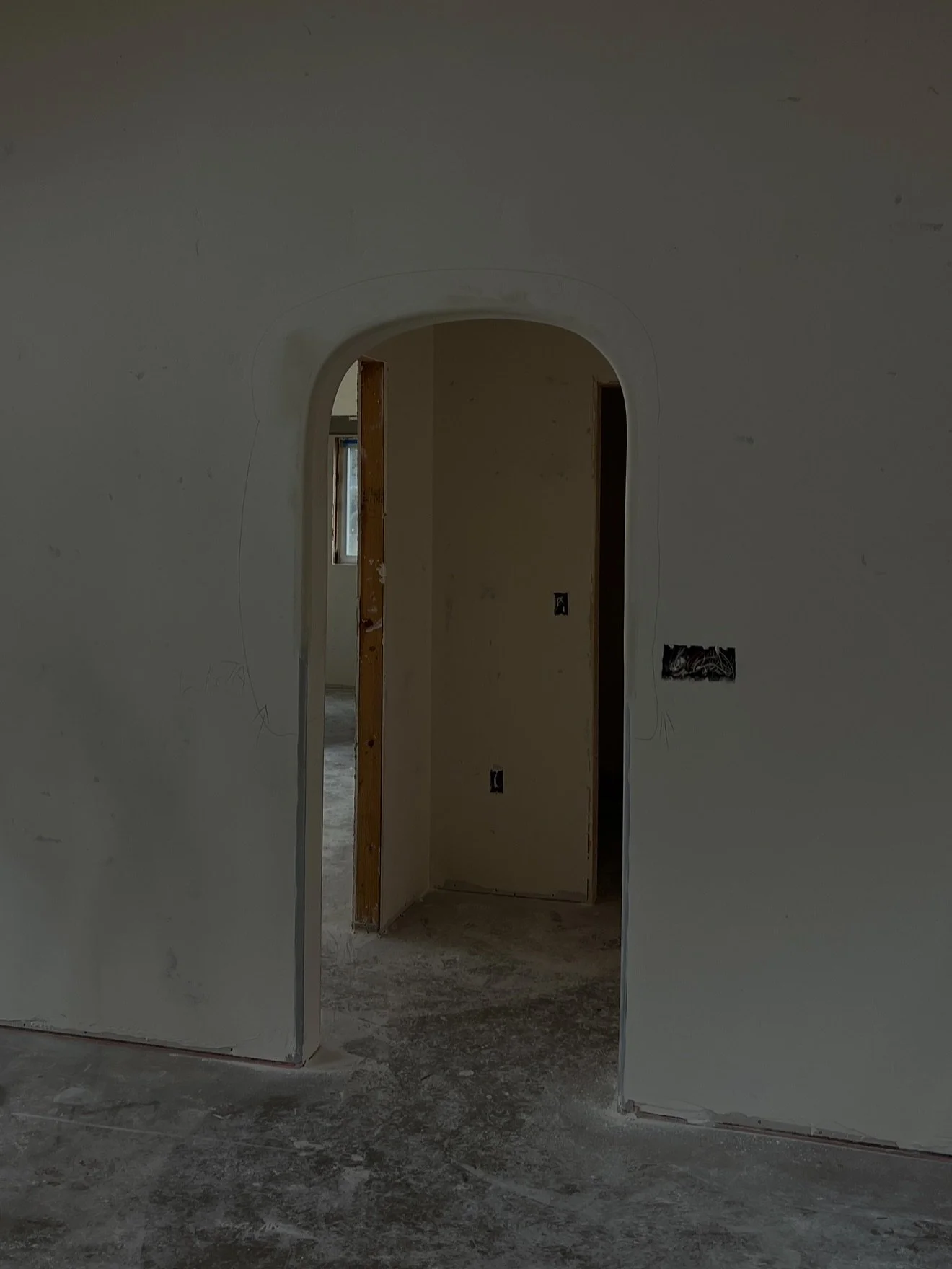 Forever drawn to the quiet elegance of an arch. A subtle curve that softens the edges, adds depth, and instantly shifts a space from ordinary to intentional. #aduwithaview